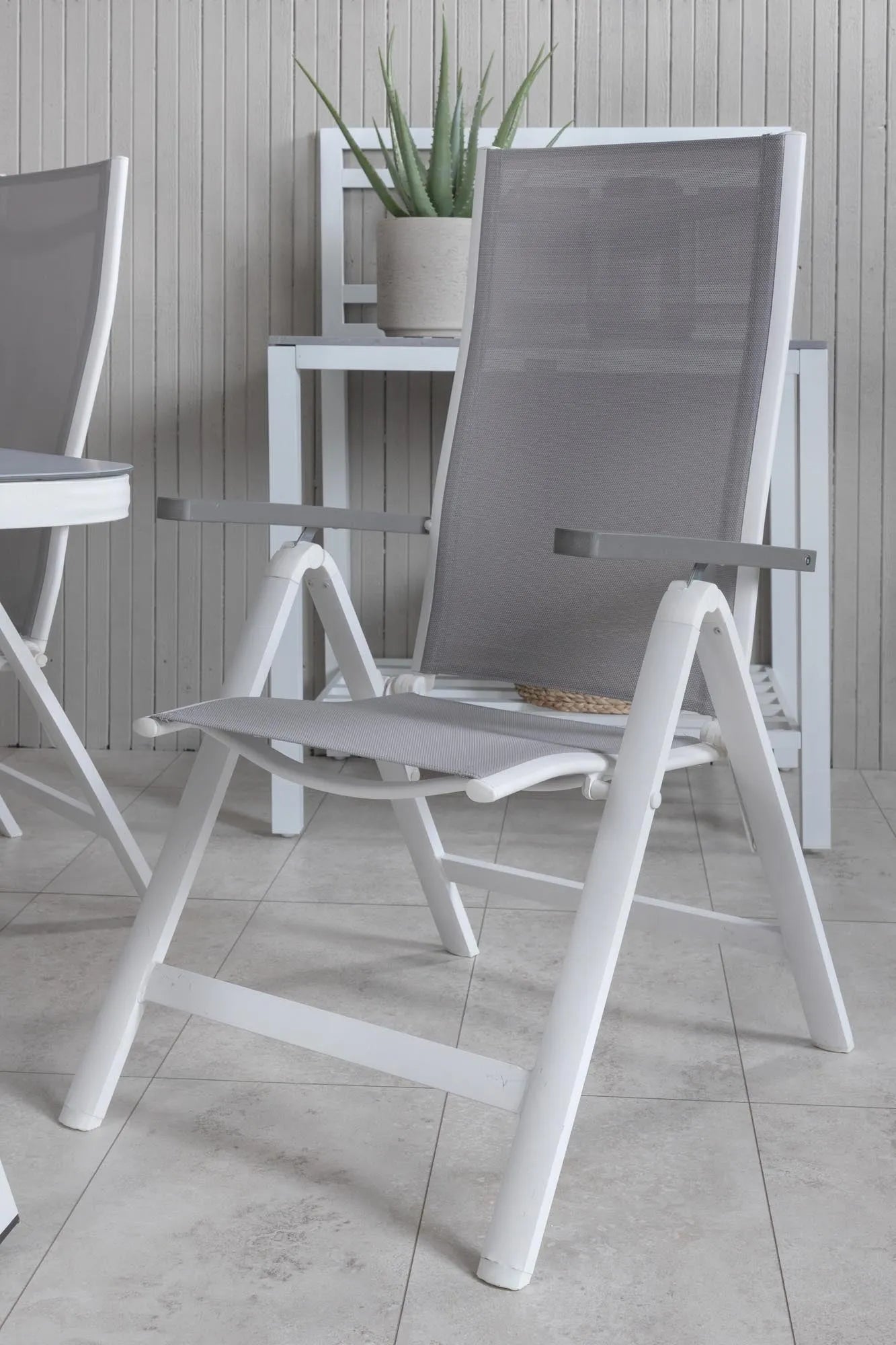 Virya Rechteckiges Ess-Set in Grey/White präsentiert im Onlineshop von KAQTU Design AG. Gartentischset ist von Venture Home