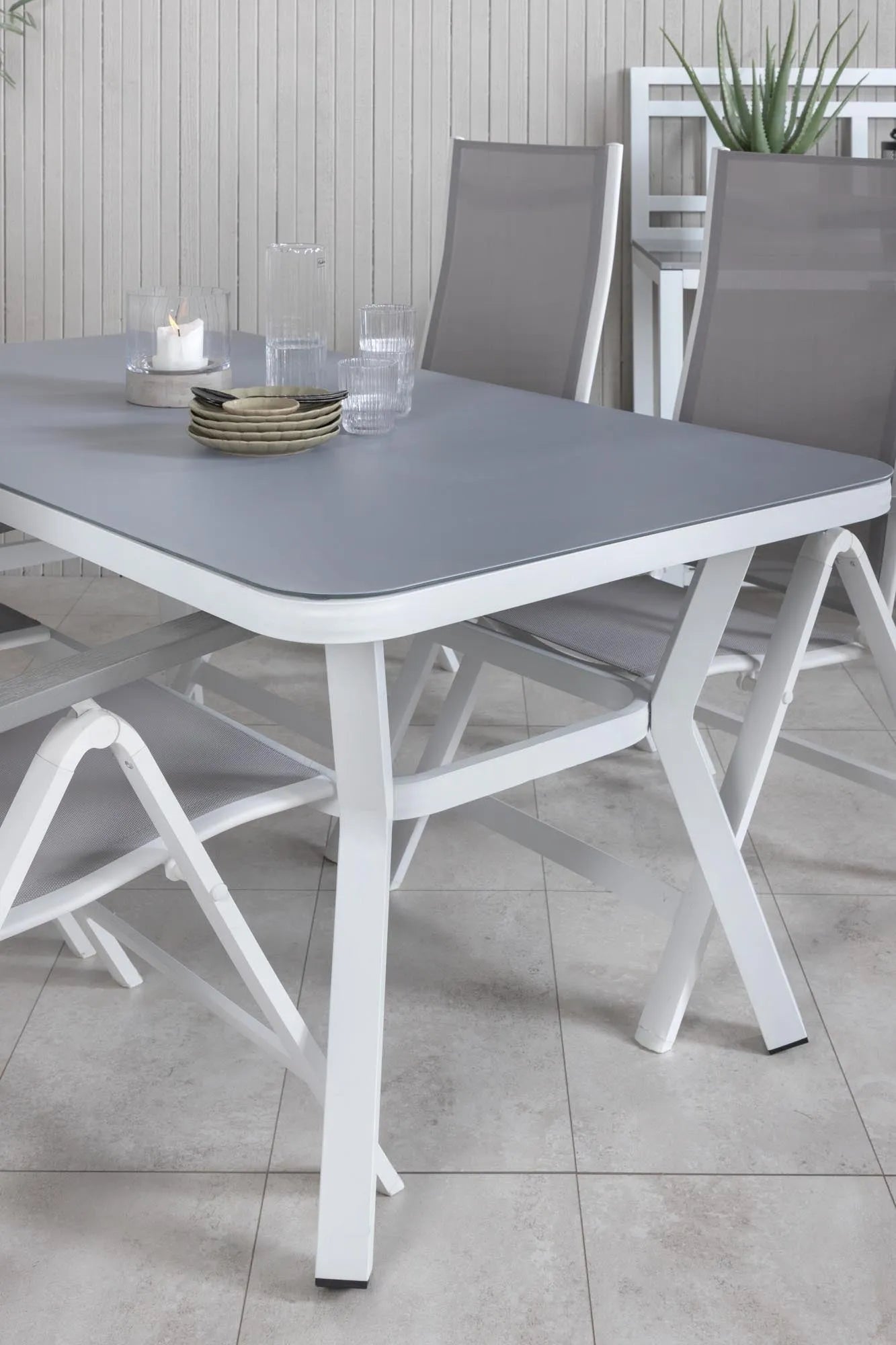 Virya Rechteckiges Ess-Set in Grey/White präsentiert im Onlineshop von KAQTU Design AG. Gartentischset ist von Venture Home