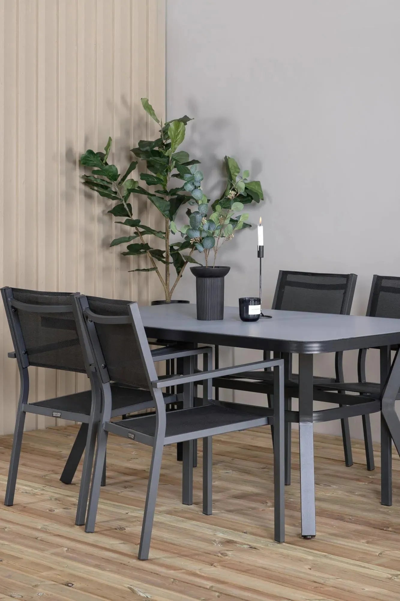 Virya Esszimmer Set in Schwarz Schwarz präsentiert im Onlineshop von KAQTU Design AG. Esszimmerset ist von Venture Home