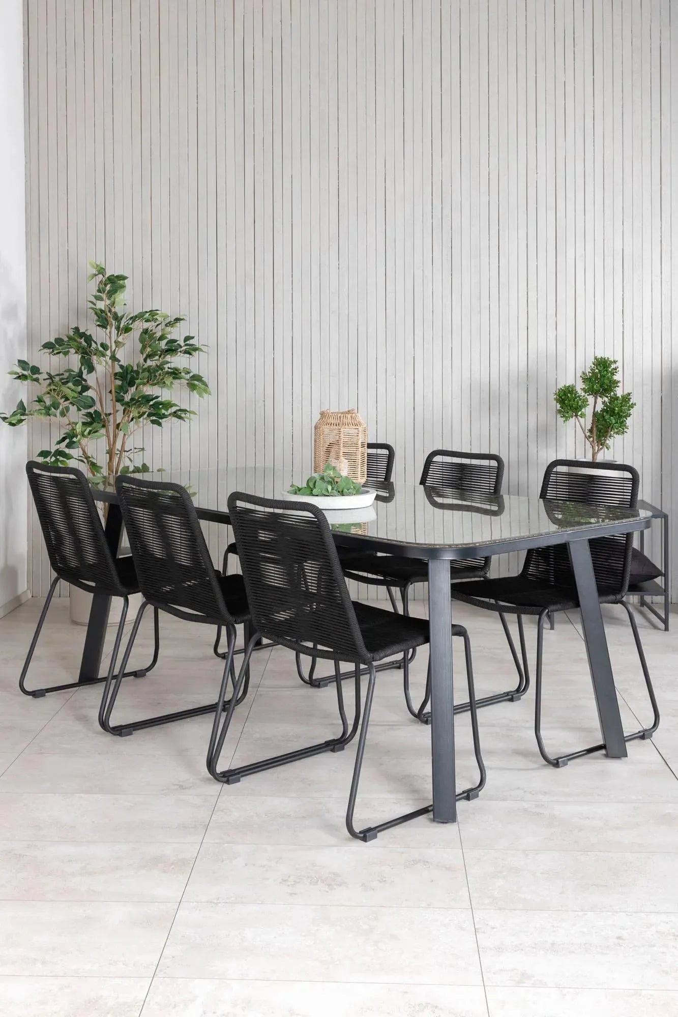 Paola Outdoor-Tischset + Lindos Stacking 200cm/6St. in Schwarz präsentiert im Onlineshop von KAQTU Design AG. Gartentischset ist von Venture Home