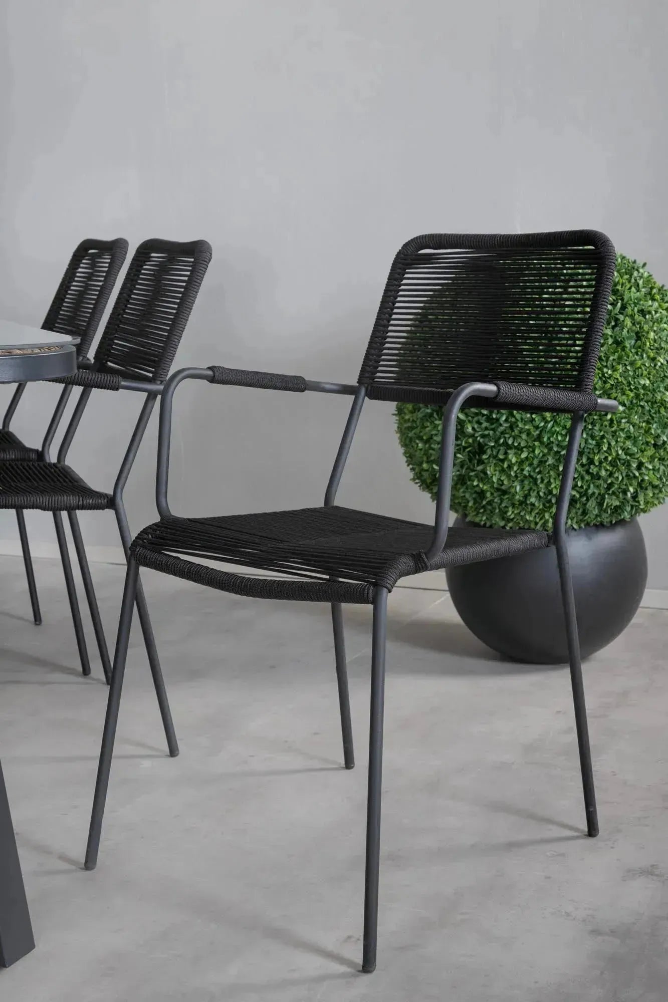 Paola Outdoor-Tischset + Lindos Armchair 200cm/6St. in Schwarz präsentiert im Onlineshop von KAQTU Design AG. Gartentischset ist von Venture Home