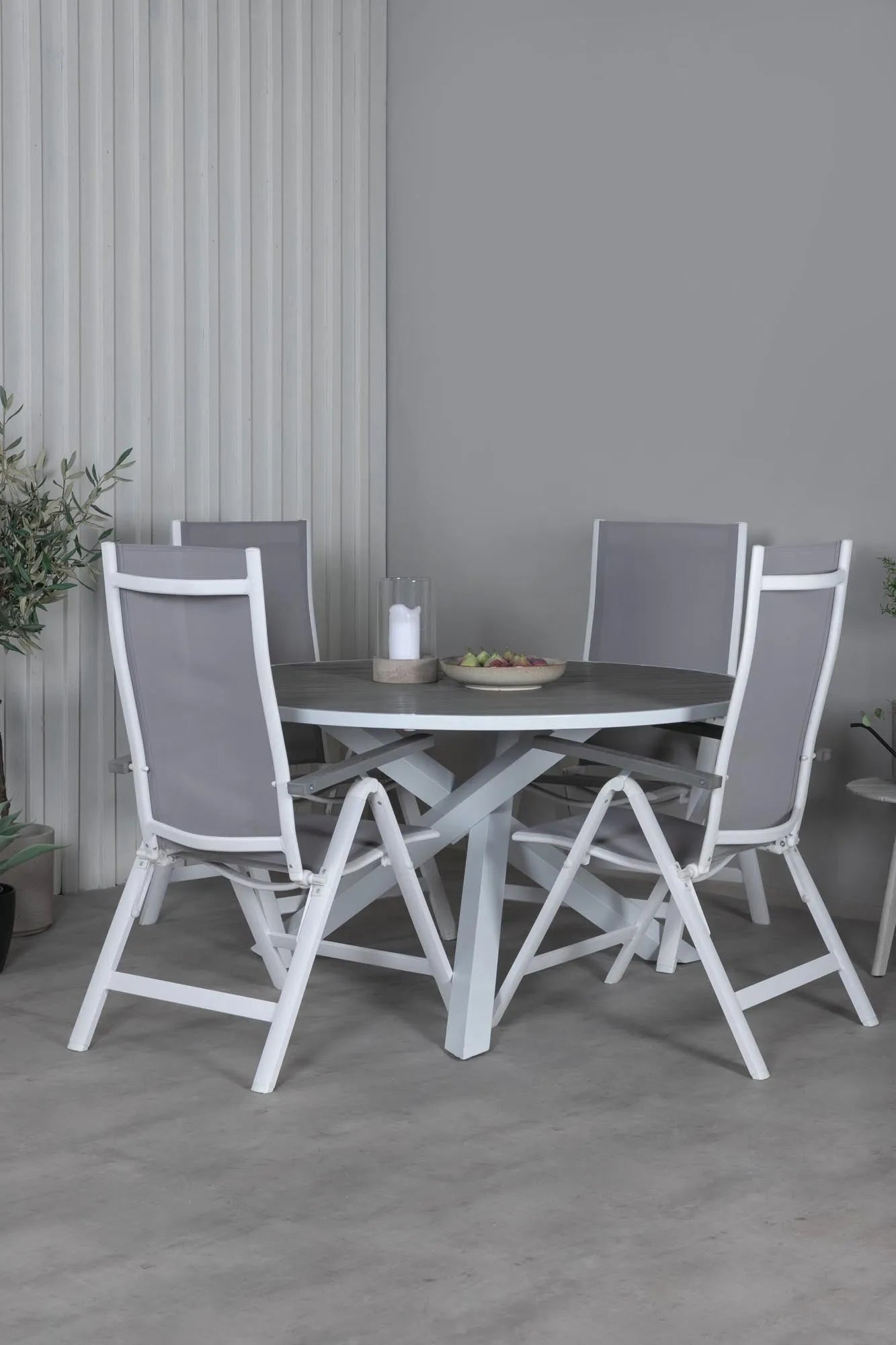 Elegantes Parma Tischset: Runde Form, Aintwood-Tisch, moderne Lindos Stühle. Perfekt für stilvolle Outdoor-Momente.