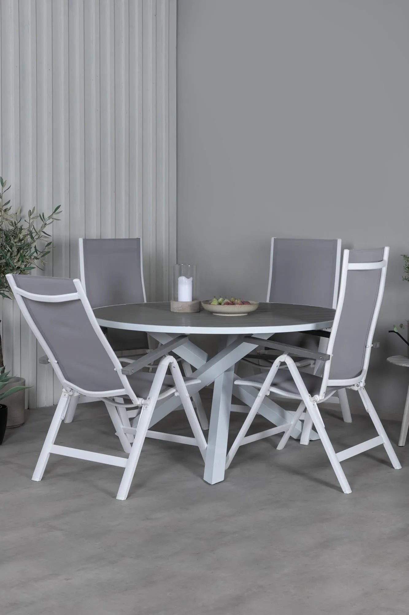 Elegantes Parma Tischset: Runde Form, Aintwood-Tisch, moderne Lindos Stühle. Perfekt für stilvolle Outdoor-Momente.