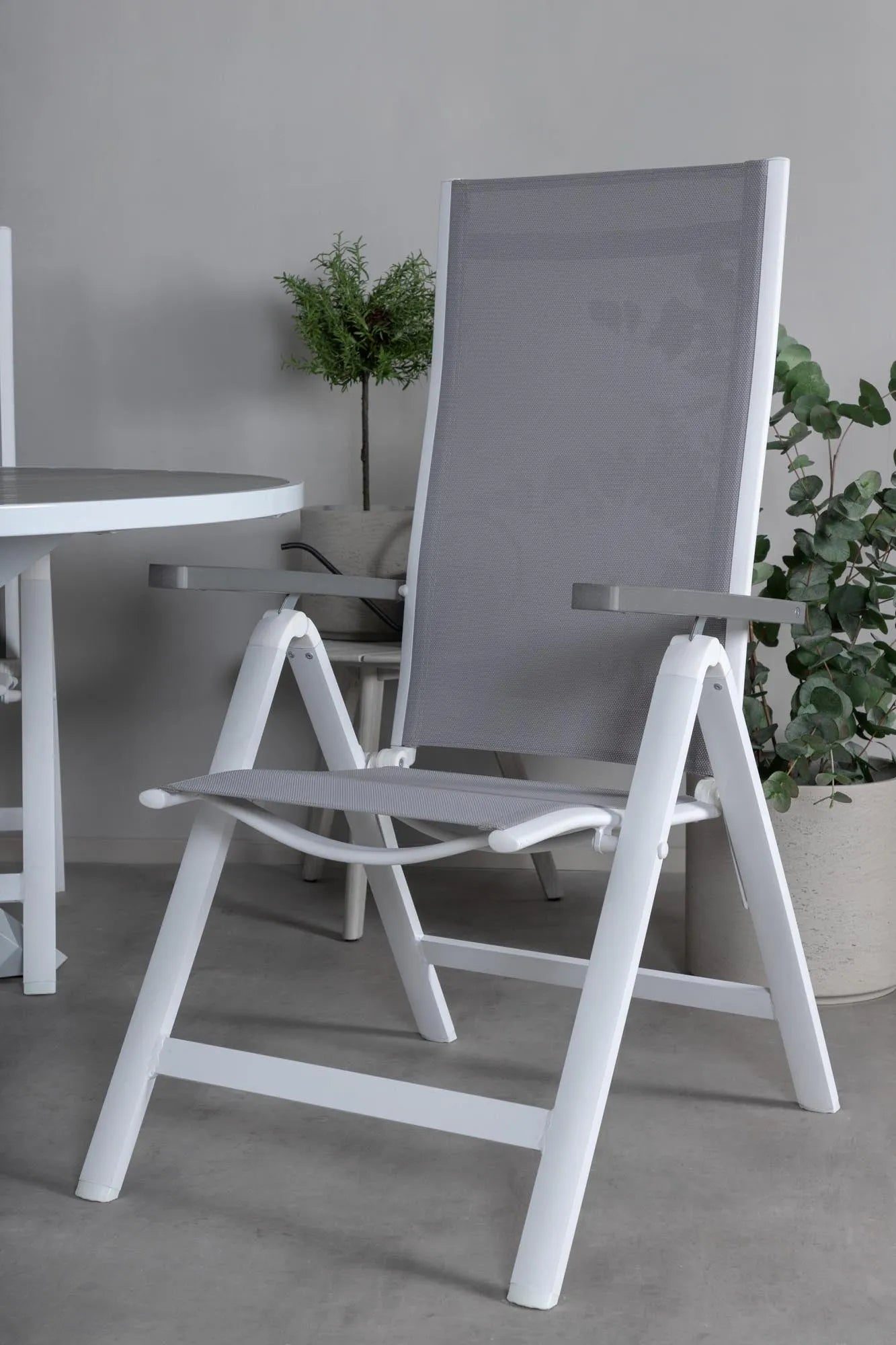 Parma Runder Esstisch-Set in Grey/Grey präsentiert im Onlineshop von KAQTU Design AG. Gartentischset ist von Venture Home