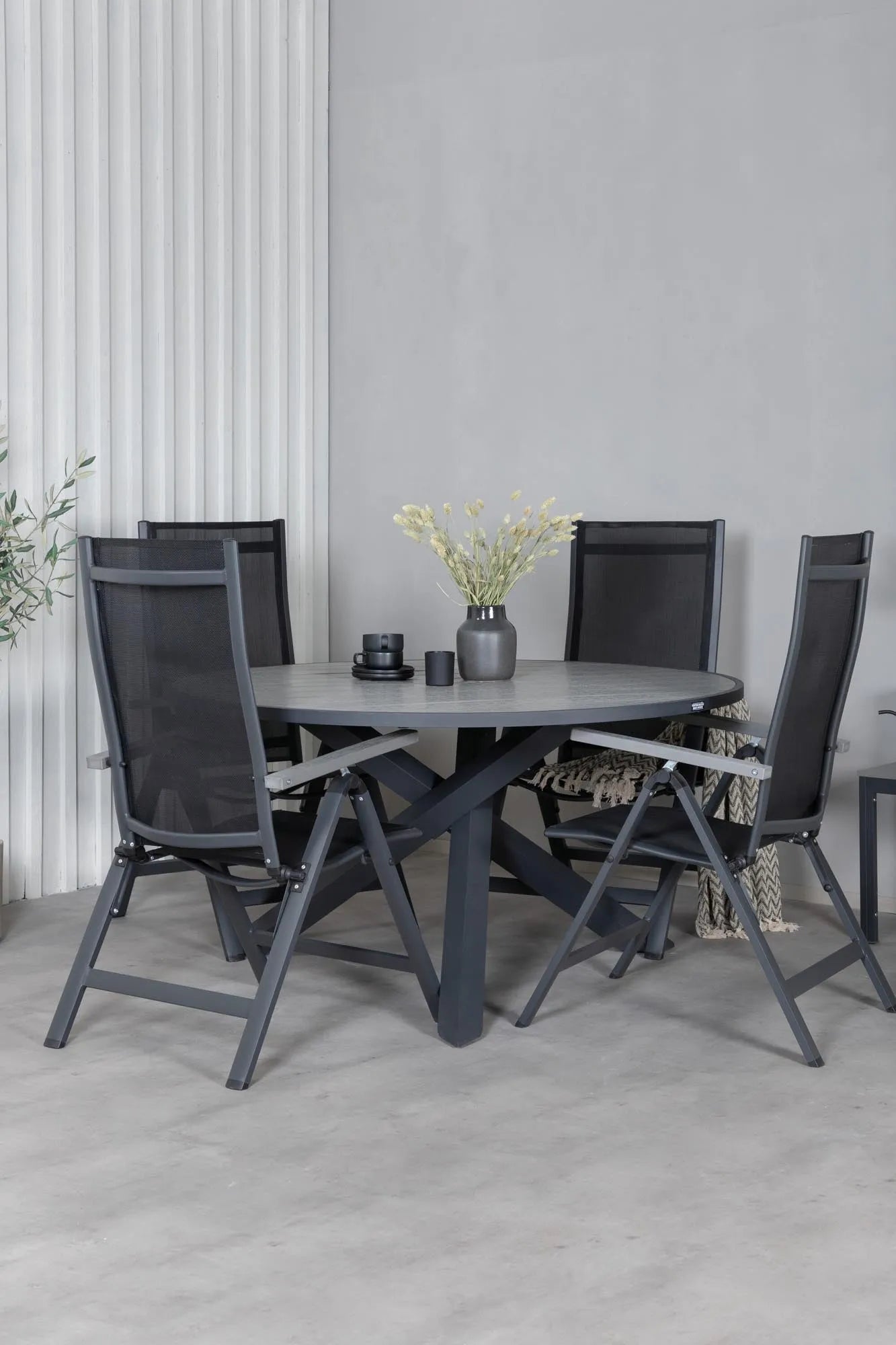 Parma Runder Esstisch-Set in Schwarz/Dunkelgrau präsentiert im Onlineshop von KAQTU Design AG. Gartentischset ist von Venture Home