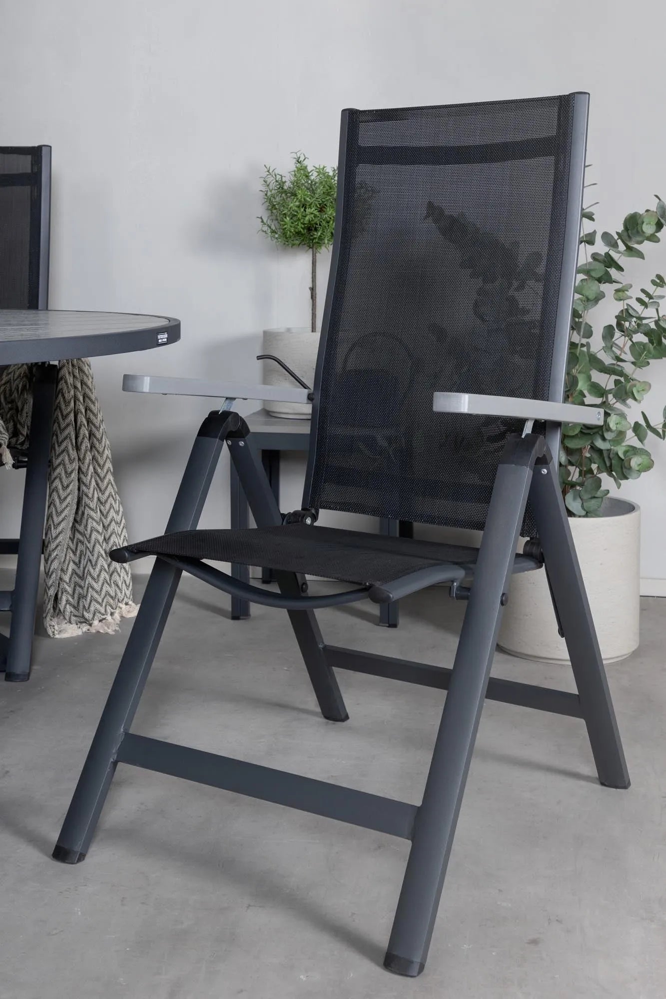 Parma Runder Esstisch-Set in Schwarz/Dunkelgrau präsentiert im Onlineshop von KAQTU Design AG. Gartentischset ist von Venture Home