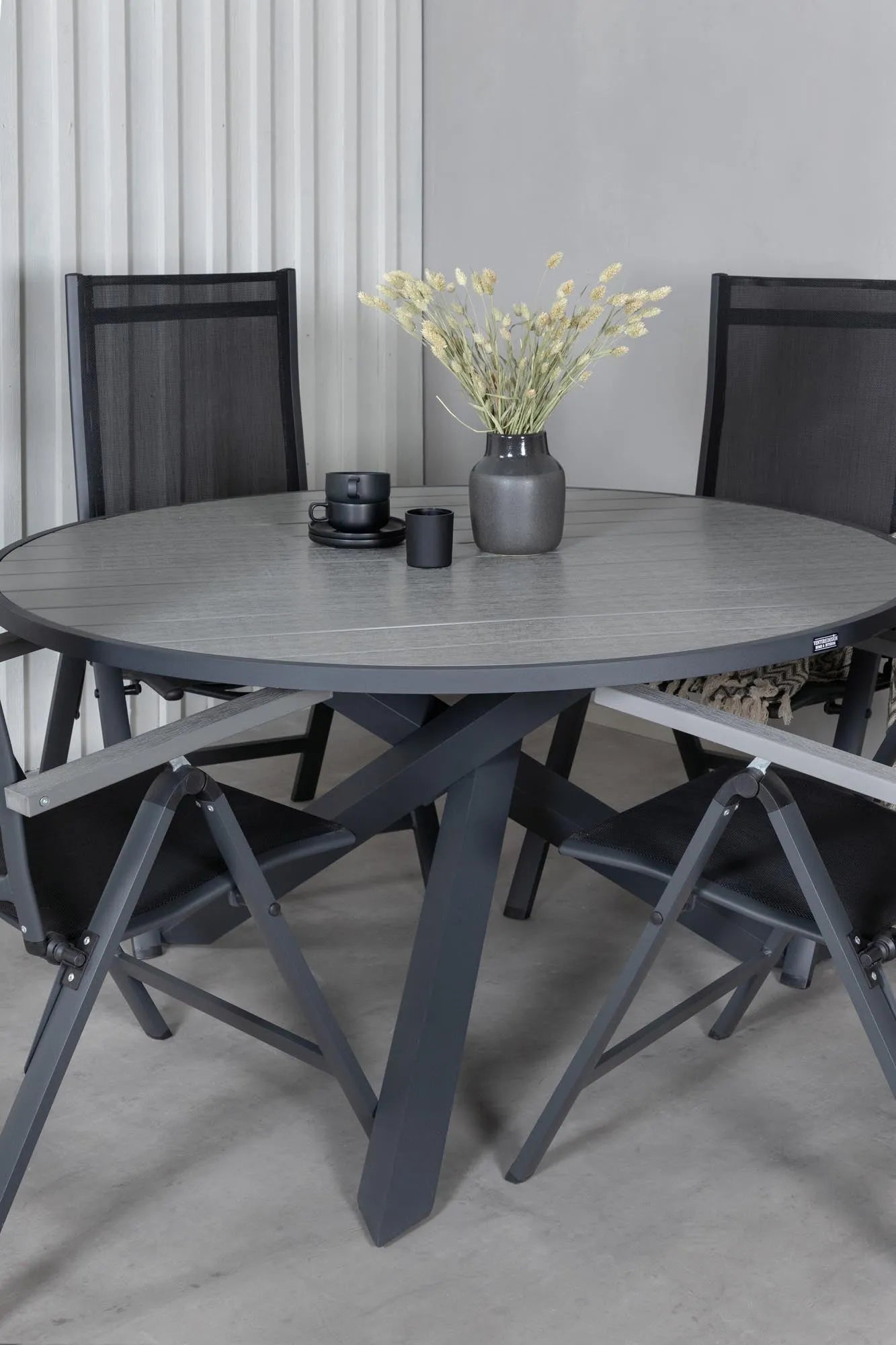 Parma Runder Esstisch-Set in Schwarz/Dunkelgrau präsentiert im Onlineshop von KAQTU Design AG. Gartentischset ist von Venture Home