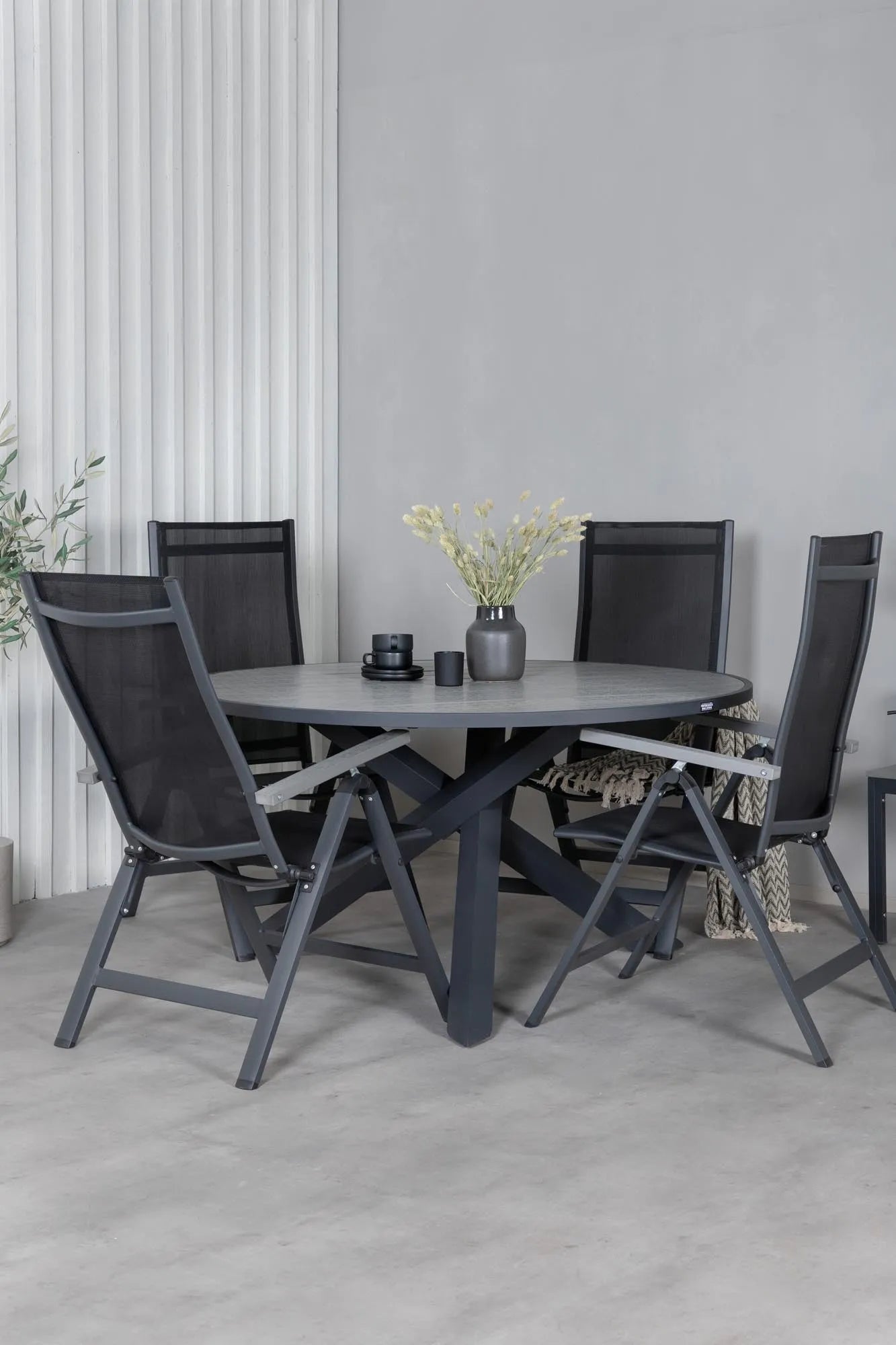 Parma Runder Esstisch-Set in Schwarz/Dunkelgrau präsentiert im Onlineshop von KAQTU Design AG. Gartentischset ist von Venture Home