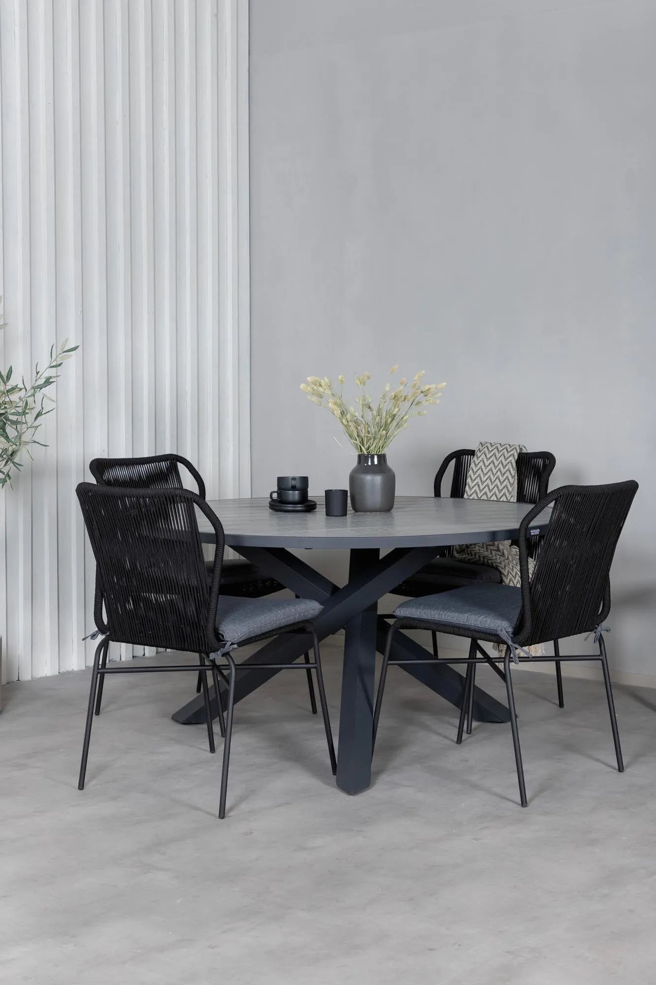 Parma Runder Esstisch-Set in Schwarz/Dunkelgrau präsentiert im Onlineshop von KAQTU Design AG. Gartentischset ist von Venture Home