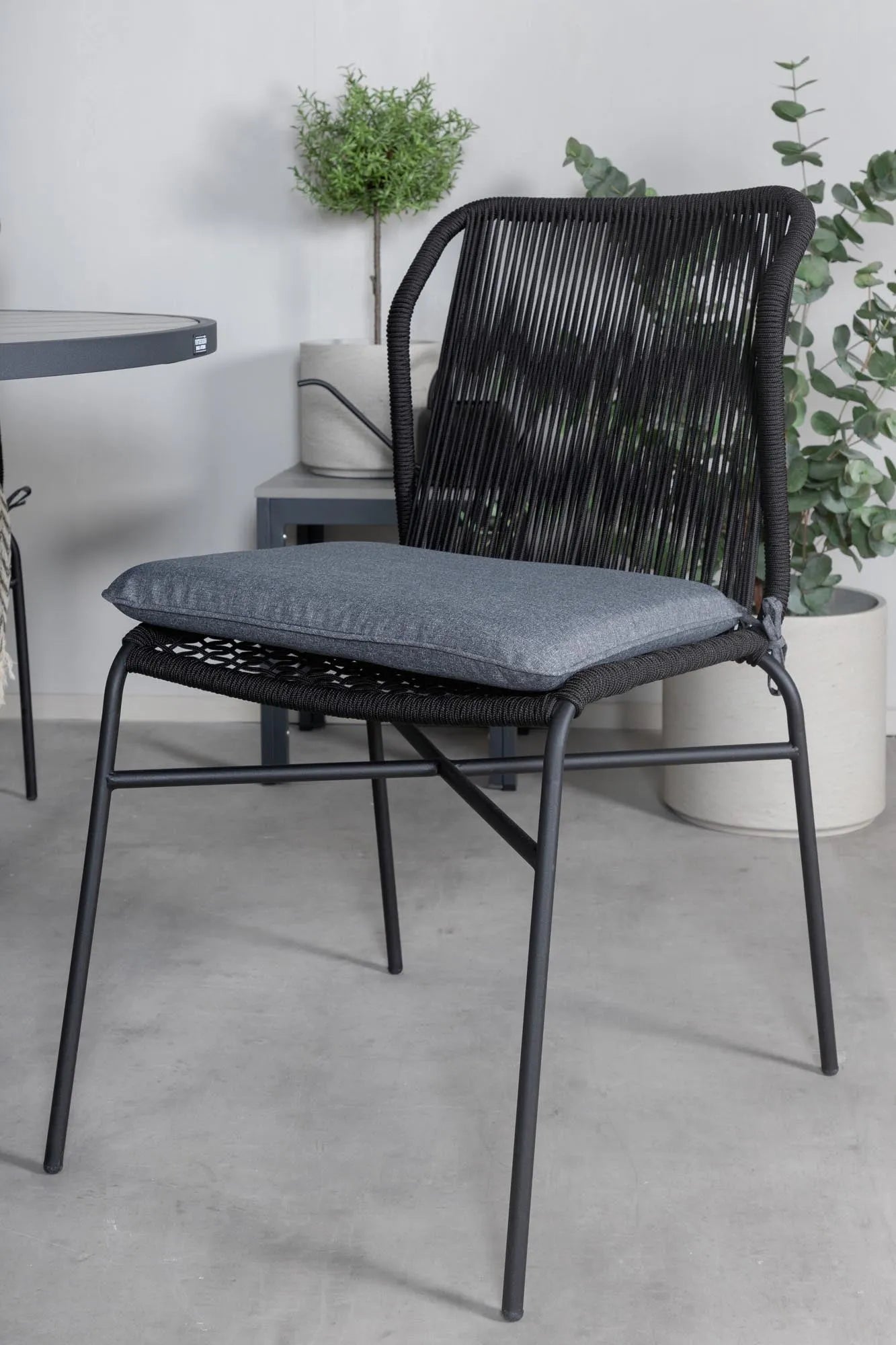 Parma Runder Esstisch-Set in Schwarz/Dunkelgrau präsentiert im Onlineshop von KAQTU Design AG. Gartentischset ist von Venture Home