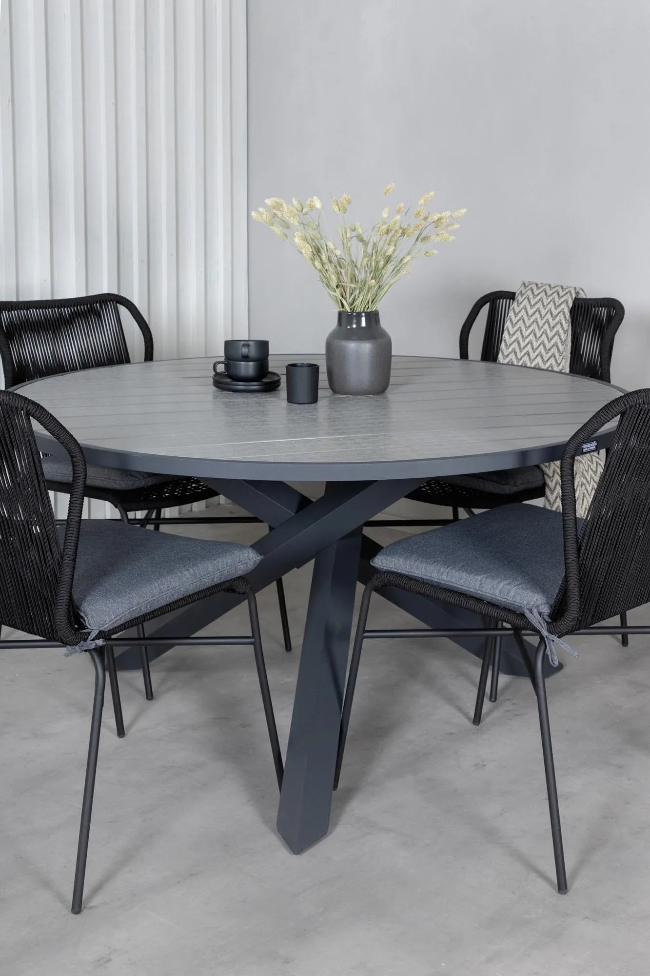 Parma Runder Esstisch-Set in Schwarz/Dunkelgrau präsentiert im Onlineshop von KAQTU Design AG. Gartentischset ist von Venture Home