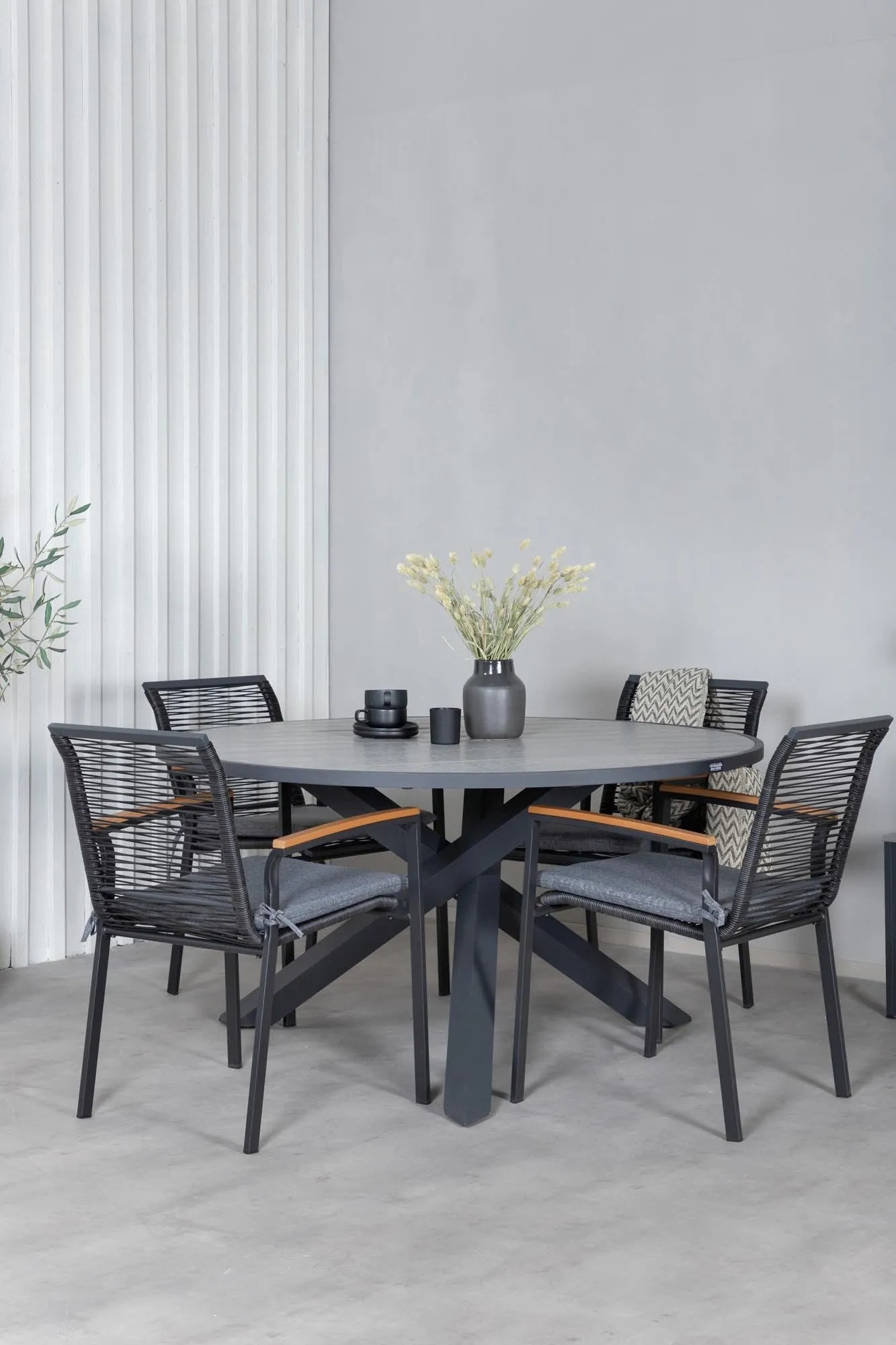 Parma Runder Esstisch-Set in Schwarz/Dunkelgrau präsentiert im Onlineshop von KAQTU Design AG. Gartentischset ist von Venture Home