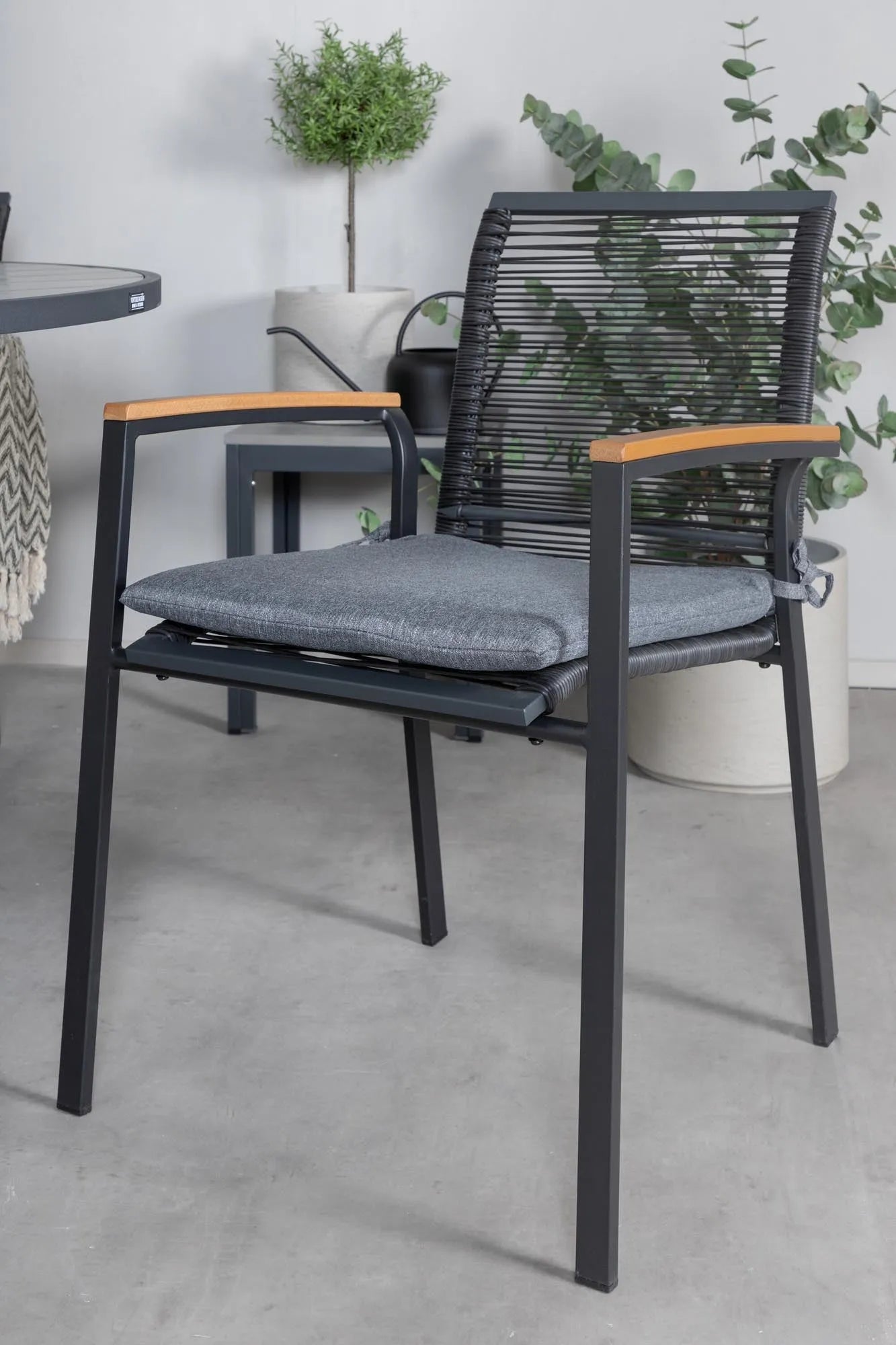 Parma Runder Esstisch-Set in Schwarz/Dunkelgrau präsentiert im Onlineshop von KAQTU Design AG. Gartentischset ist von Venture Home