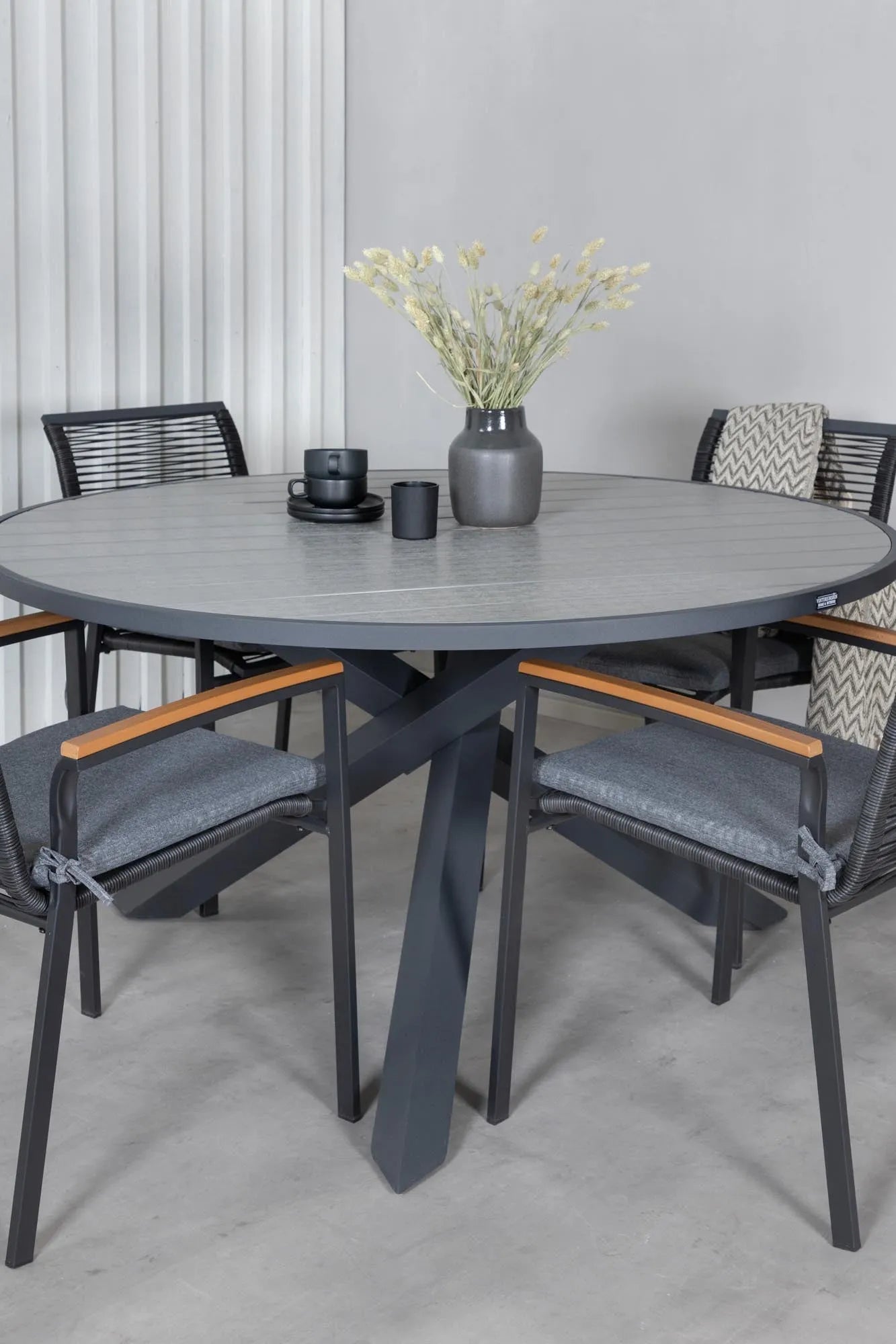 Parma Runder Esstisch-Set in Schwarz/Dunkelgrau präsentiert im Onlineshop von KAQTU Design AG. Gartentischset ist von Venture Home