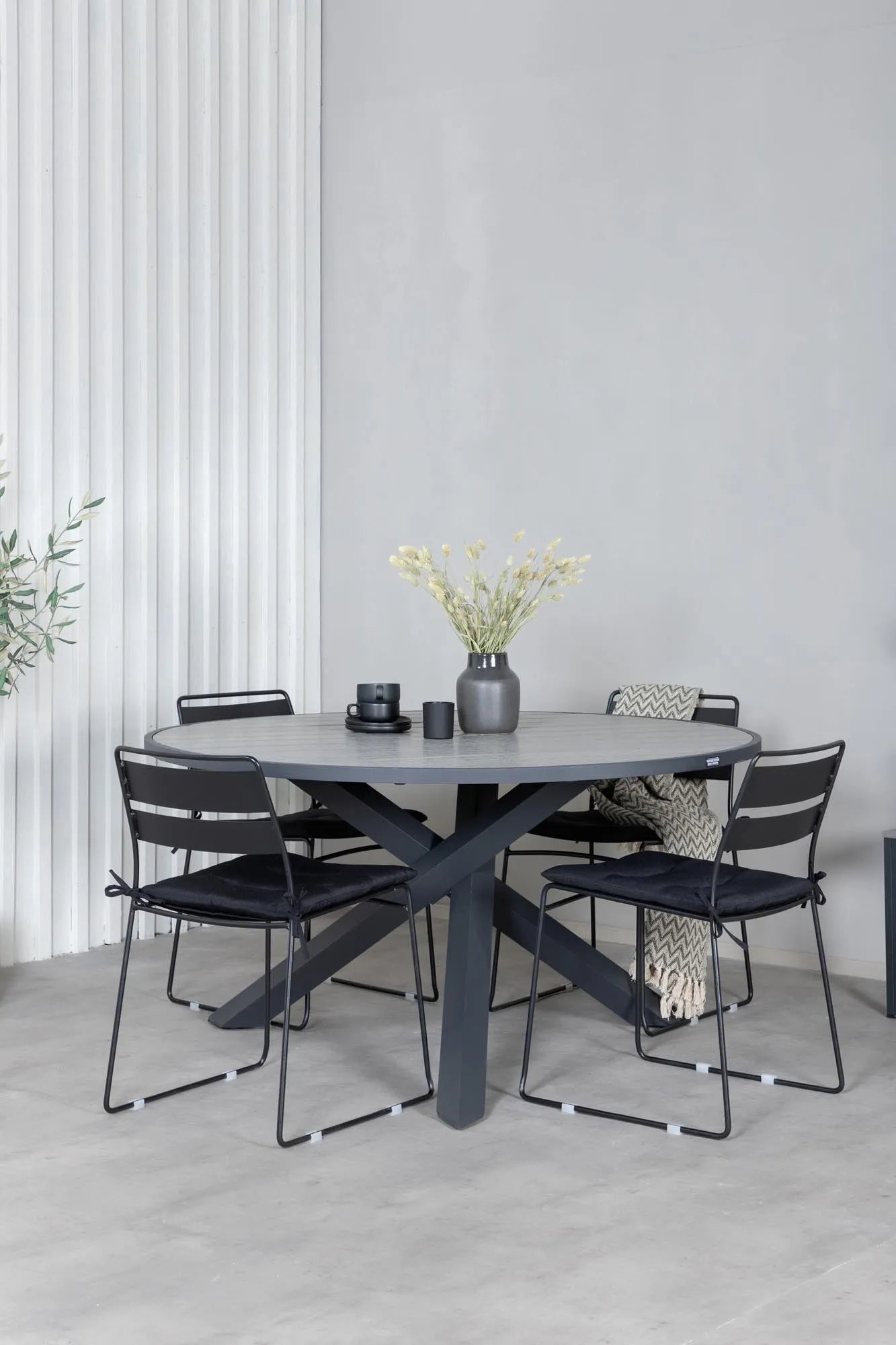 Parma Runder Esstisch-Set in Schwarz/Dunkelgrau präsentiert im Onlineshop von KAQTU Design AG. Gartentischset ist von Venture Home