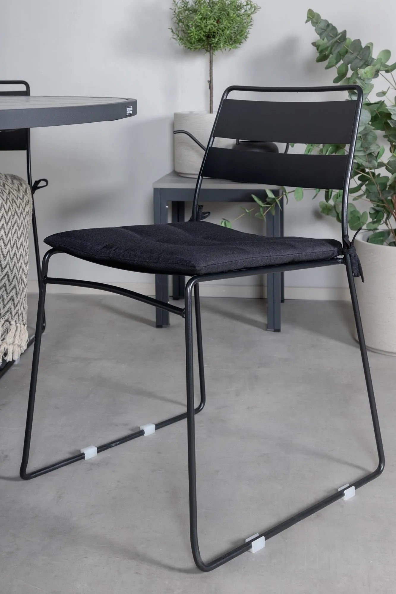 Parma Runder Esstisch-Set in Schwarz/Dunkelgrau präsentiert im Onlineshop von KAQTU Design AG. Gartentischset ist von Venture Home