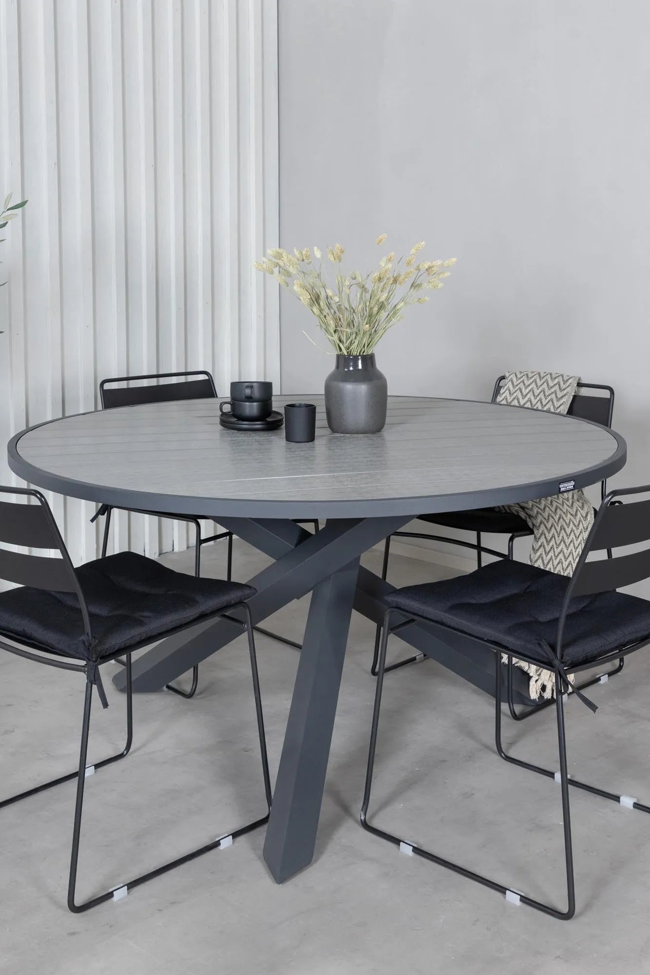 Parma Runder Esstisch-Set in Schwarz/Dunkelgrau präsentiert im Onlineshop von KAQTU Design AG. Gartentischset ist von Venture Home