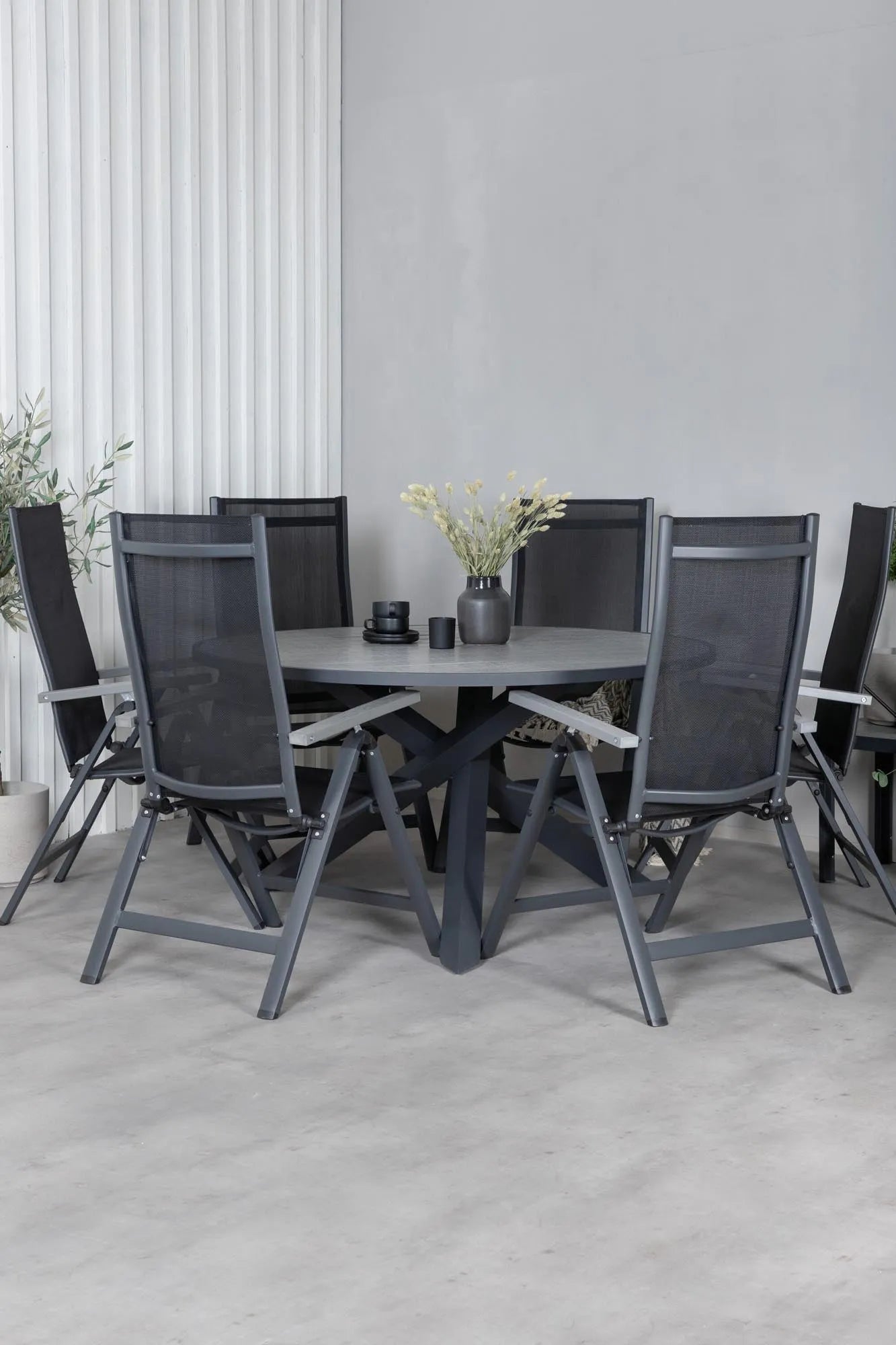 Parma Runder Esstisch-Set in Schwarz/Dunkelgrau präsentiert im Onlineshop von KAQTU Design AG. Gartentischset ist von Venture Home