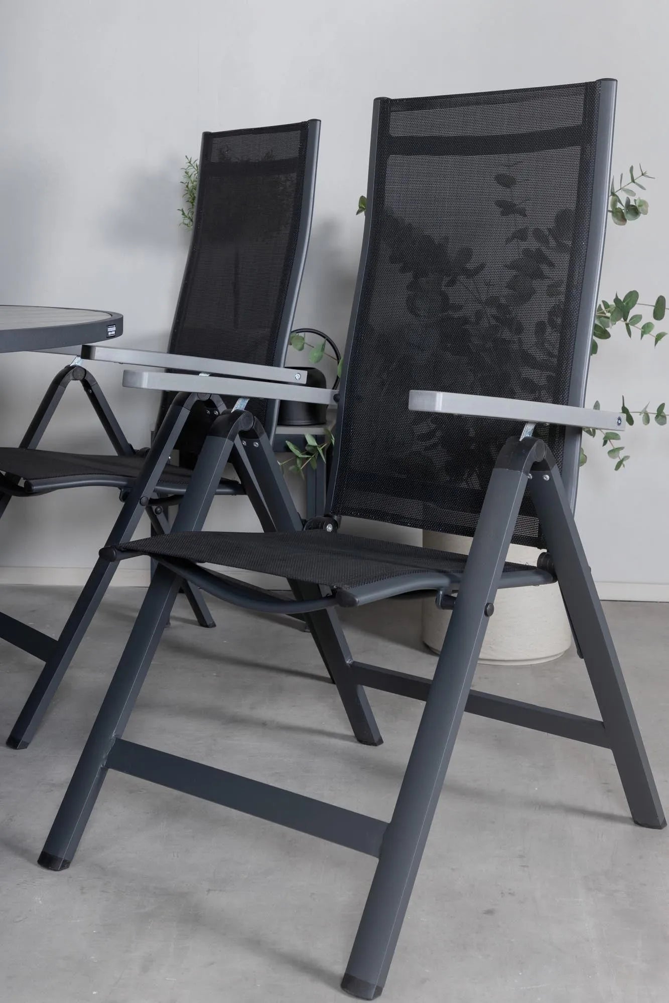 Parma Runder Esstisch-Set in Schwarz/Dunkelgrau präsentiert im Onlineshop von KAQTU Design AG. Gartentischset ist von Venture Home