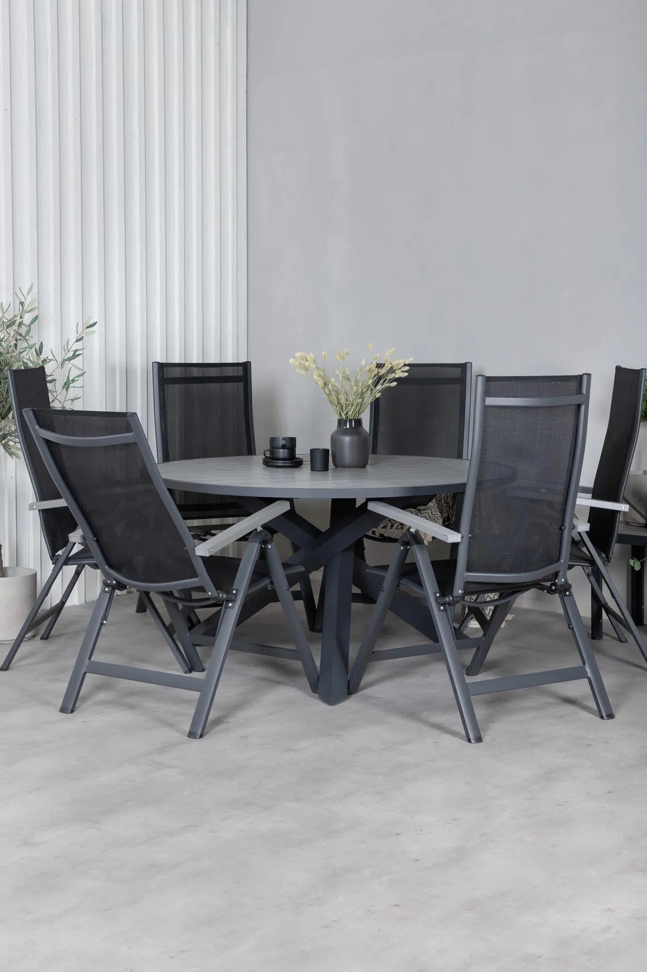 Parma Runder Esstisch-Set in Schwarz/Dunkelgrau präsentiert im Onlineshop von KAQTU Design AG. Gartentischset ist von Venture Home