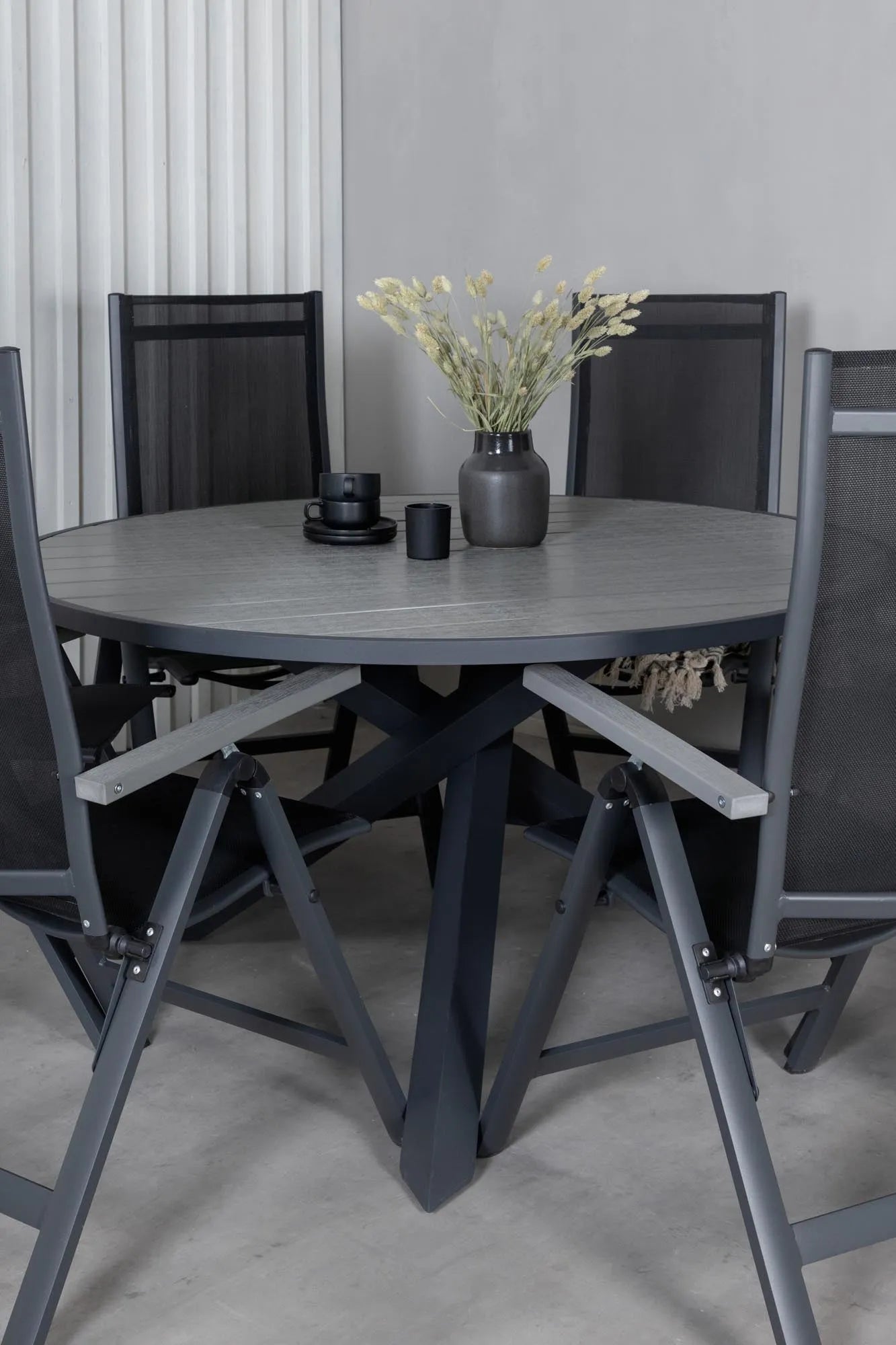 Parma Runder Esstisch-Set in Schwarz/Dunkelgrau präsentiert im Onlineshop von KAQTU Design AG. Gartentischset ist von Venture Home