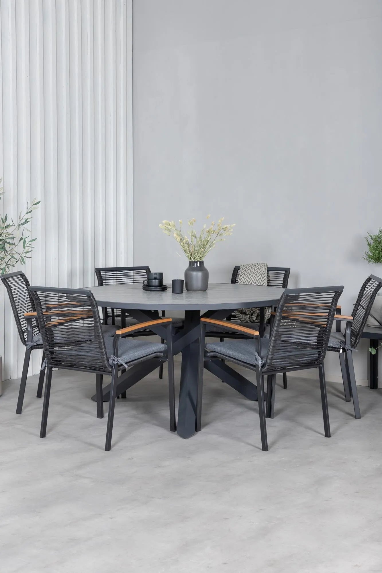 Parma Runder Esstisch-Set in Schwarz/Dunkelgrau präsentiert im Onlineshop von KAQTU Design AG. Gartentischset ist von Venture Home