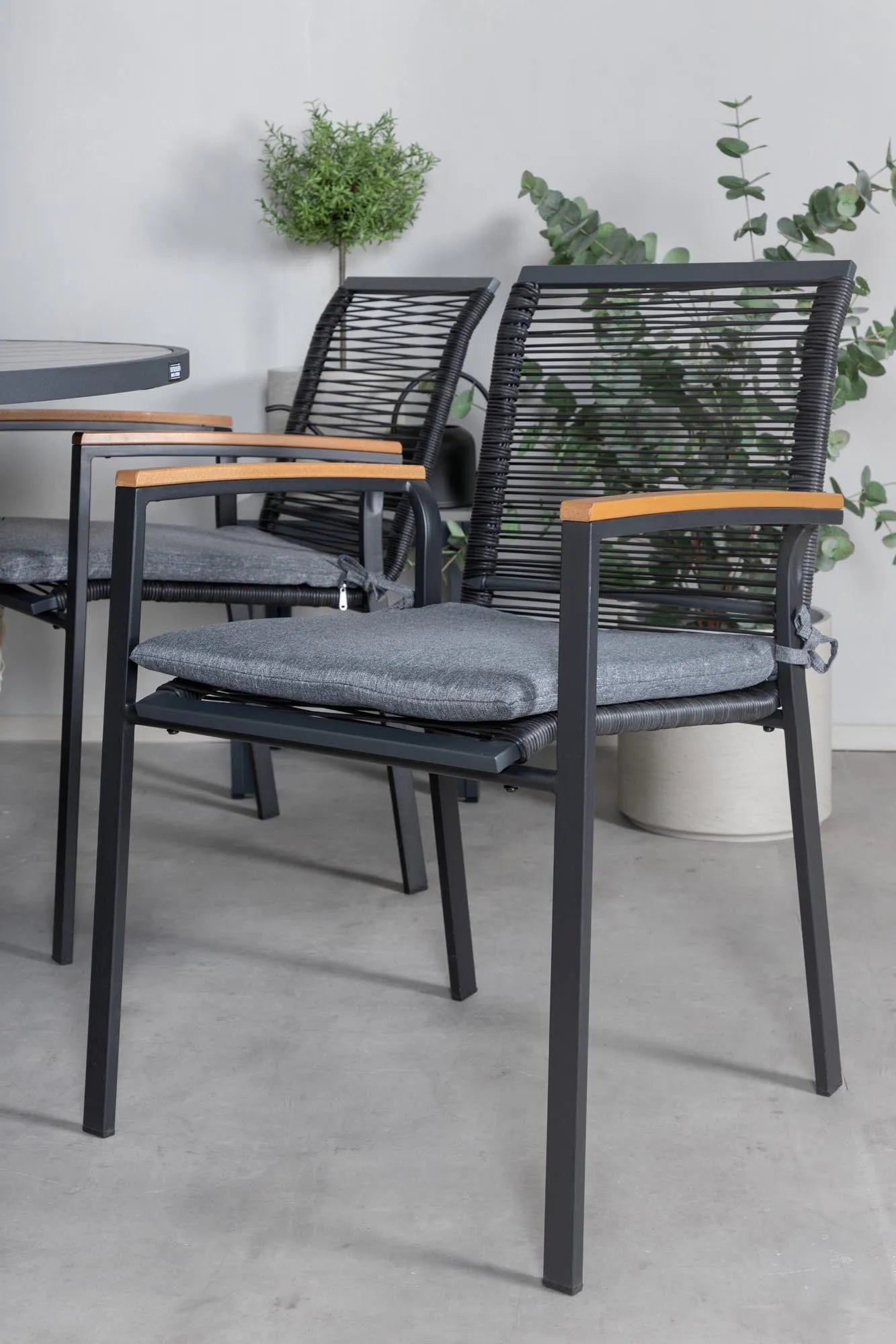 Parma Runder Esstisch-Set in Schwarz/Dunkelgrau präsentiert im Onlineshop von KAQTU Design AG. Gartentischset ist von Venture Home