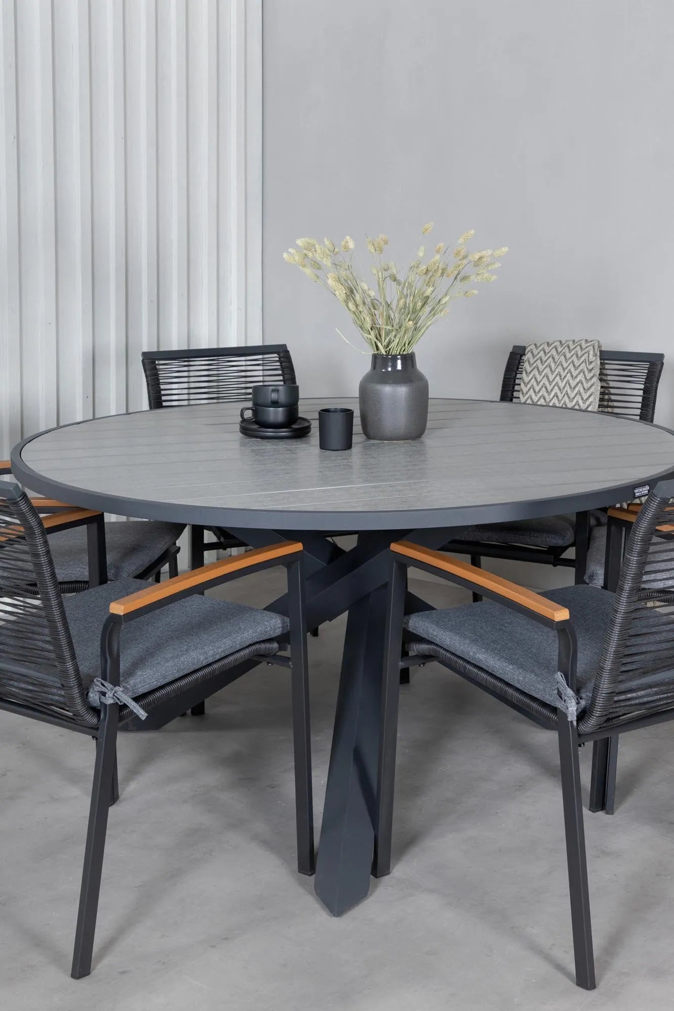 Parma Runder Esstisch-Set in Schwarz/Dunkelgrau präsentiert im Onlineshop von KAQTU Design AG. Gartentischset ist von Venture Home