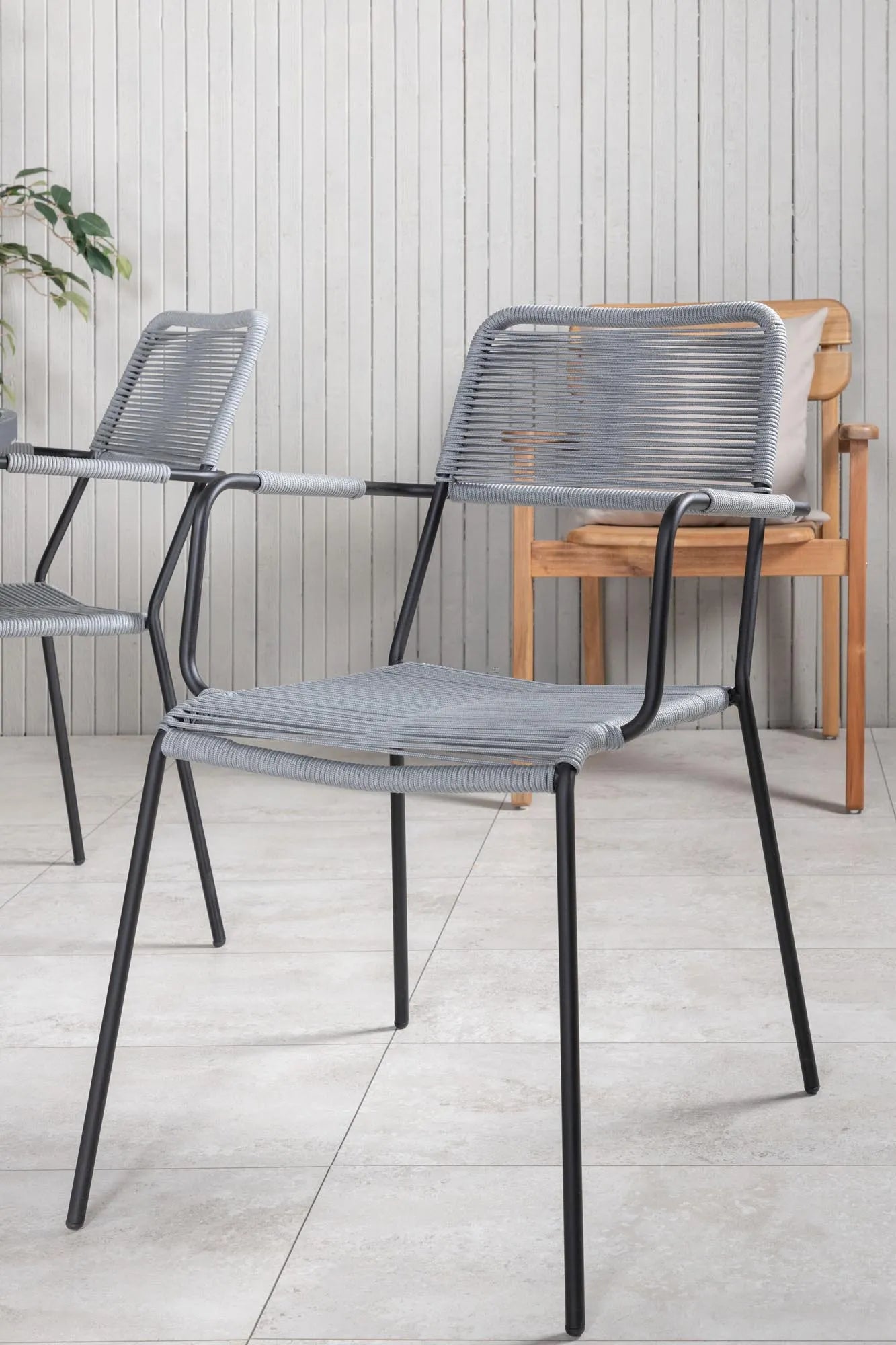 Stilvolles Parma Set: Runder Tisch aus Aintwood, elegante Lindos Stühle, ideal für gesellige Outdoor-Momente.