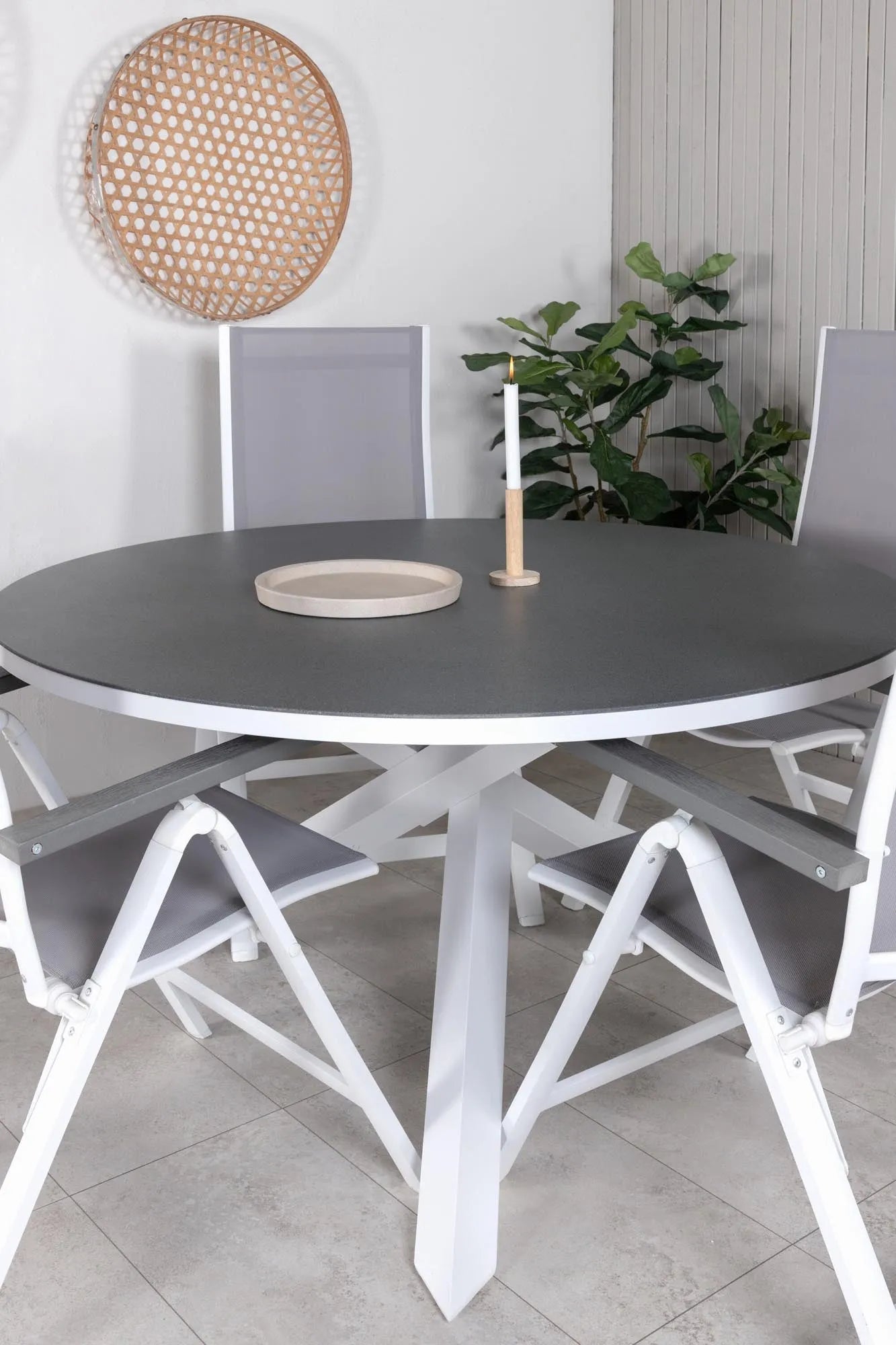 Copacabana Runder Esstisch Set in Grey/Grey präsentiert im Onlineshop von KAQTU Design AG. Gartentischset ist von Venture Home