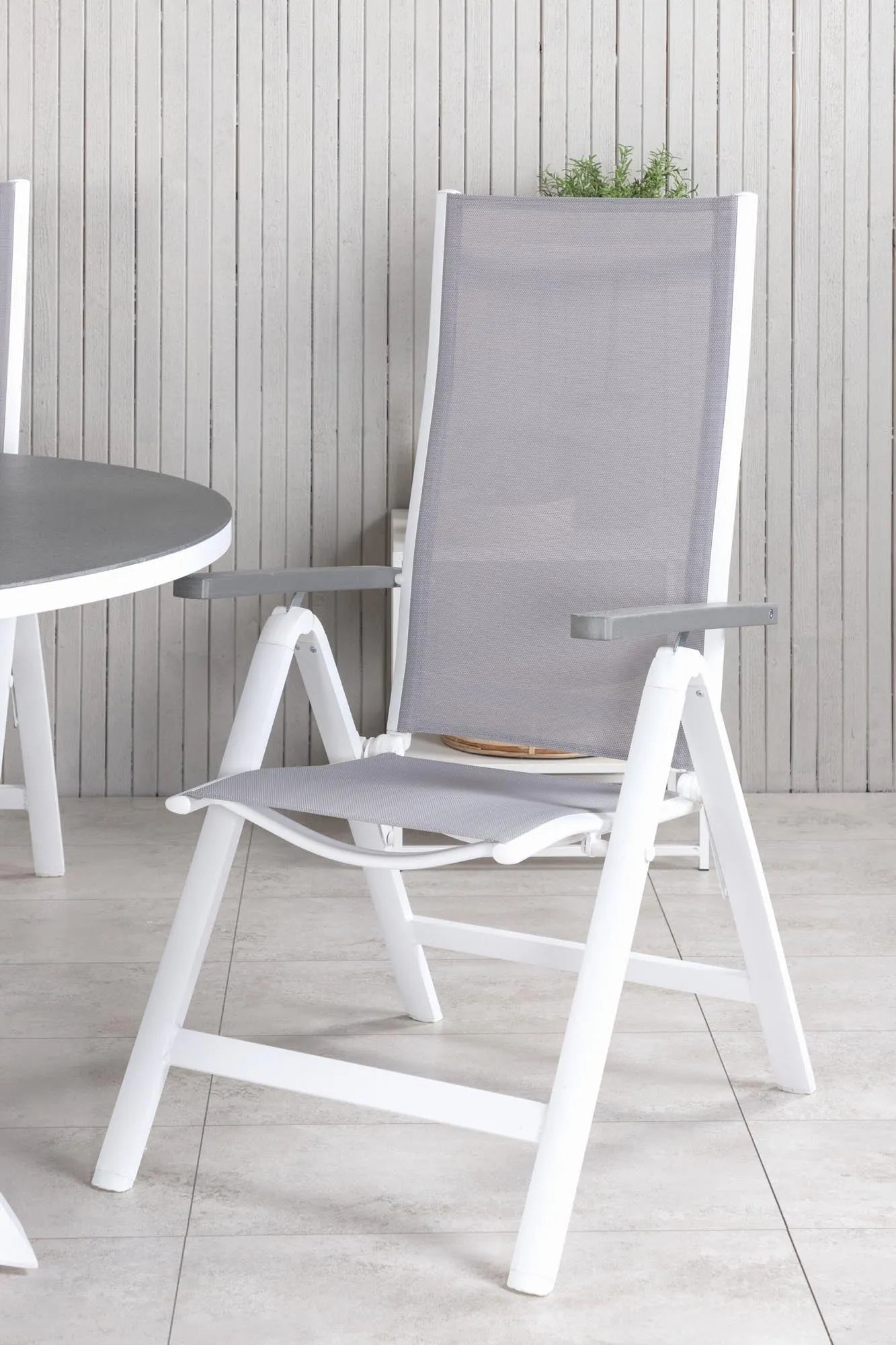 Copacabana Runder Esstisch Set in Grey/Grey präsentiert im Onlineshop von KAQTU Design AG. Gartentischset ist von Venture Home