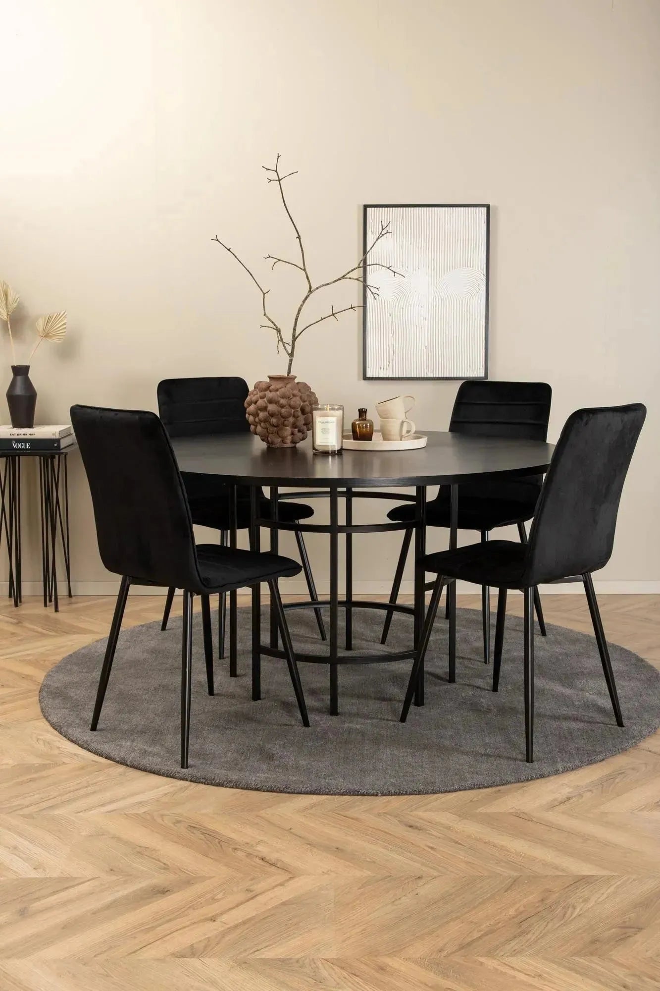 Stilvolles Esszimmerset: Eleganter Tisch (⌀140cm) mit MDF-Furnier, 4 luxuriöse Samtstühle, modernes Design von Venture Home.