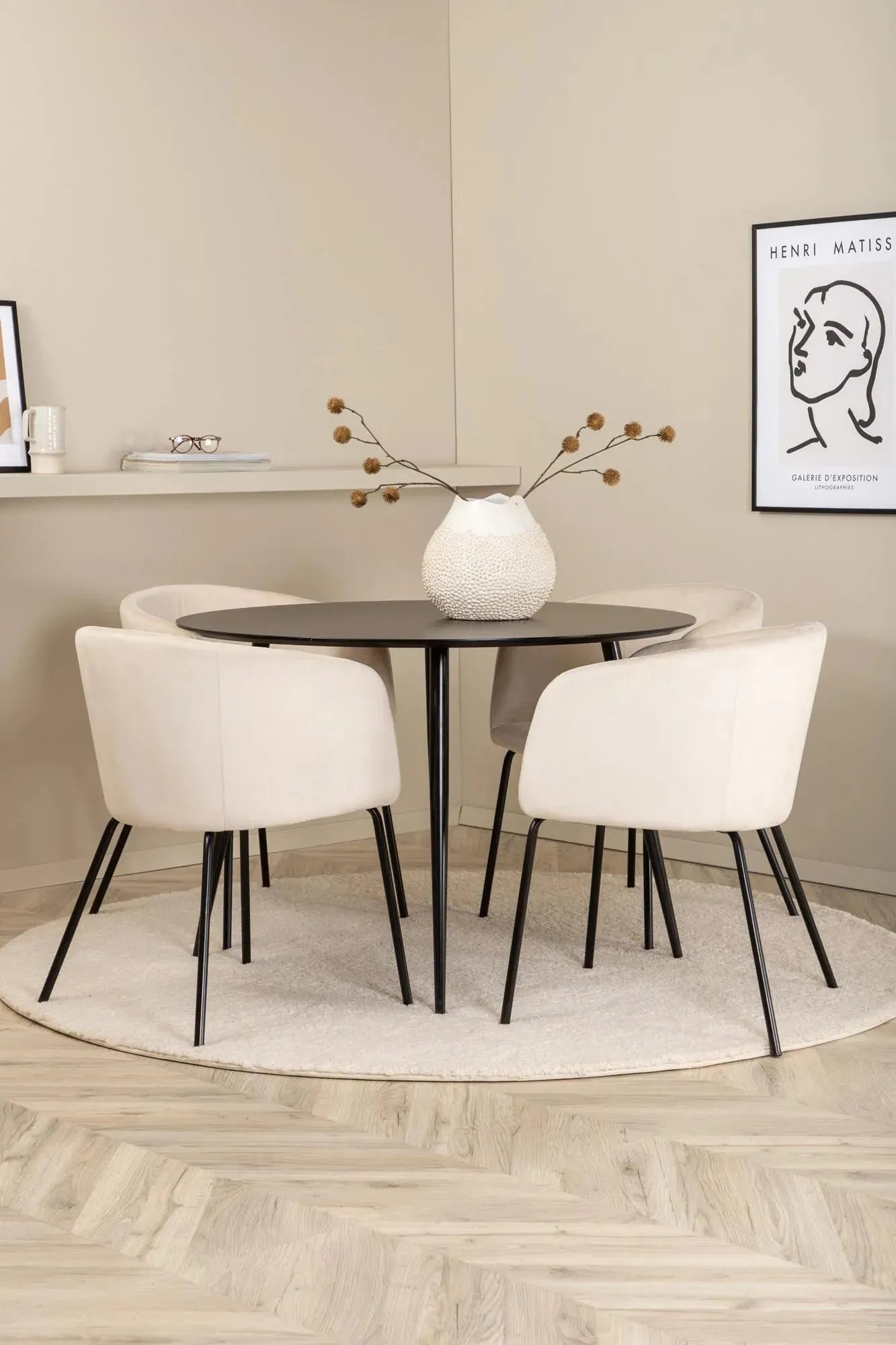 Silar Rundes Esszimmerset + Berit ⌀100cm/4St. in Beige / Schwarz präsentiert im Onlineshop von KAQTU Design AG. Esszimmerset ist von Venture Home