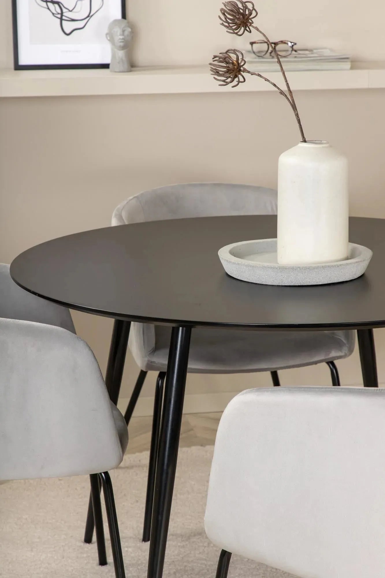 Silar Rundes Esszimmerset + Berit ⌀100cm/4St. in Beige / Schwarz präsentiert im Onlineshop von KAQTU Design AG. Esszimmerset ist von Venture Home