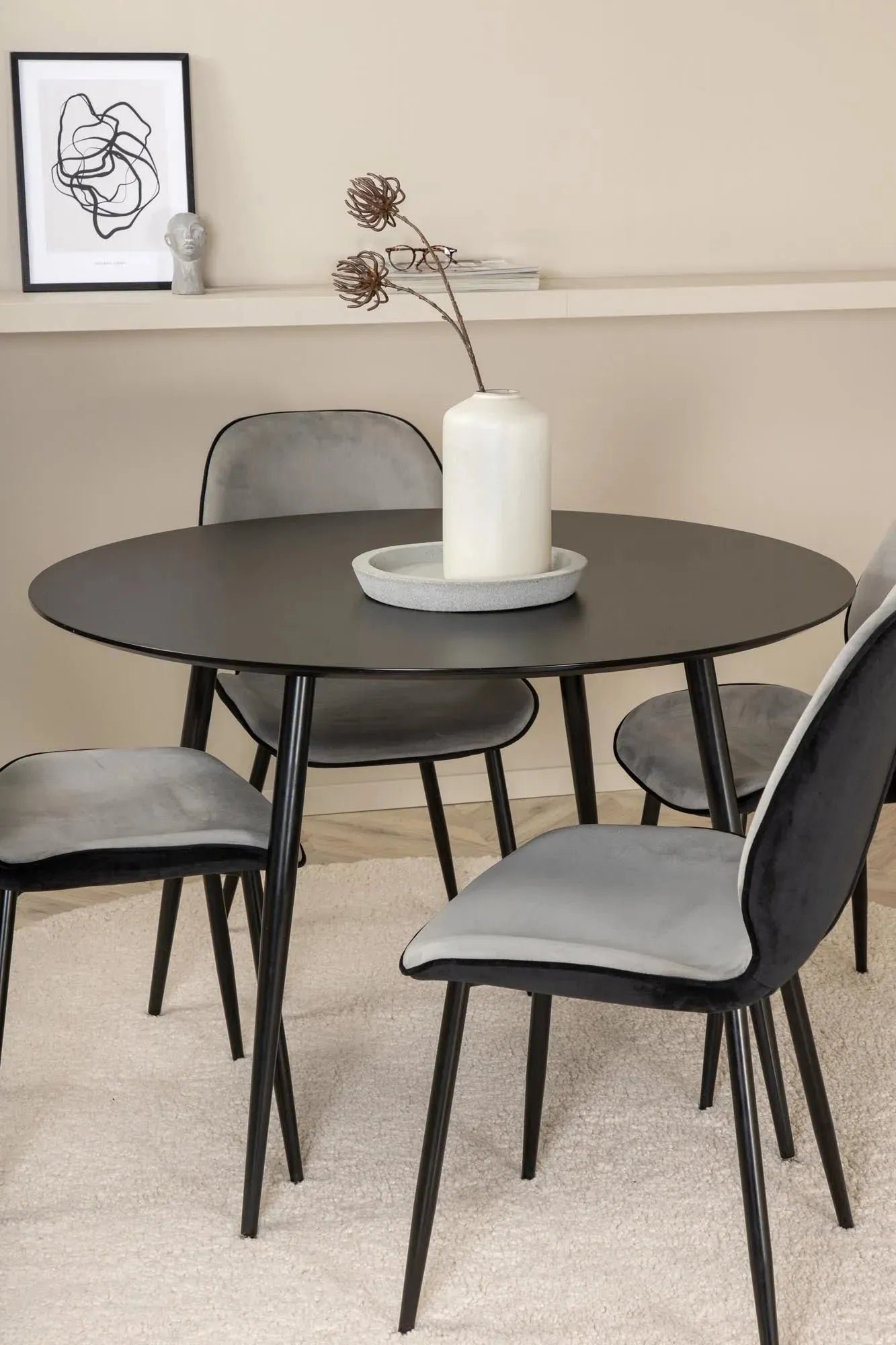 Silar Rundes Esszimmerset + Emma ⌀100cm/4St. in Schwarz / Grau präsentiert im Onlineshop von KAQTU Design AG. Esszimmerset ist von Venture Home