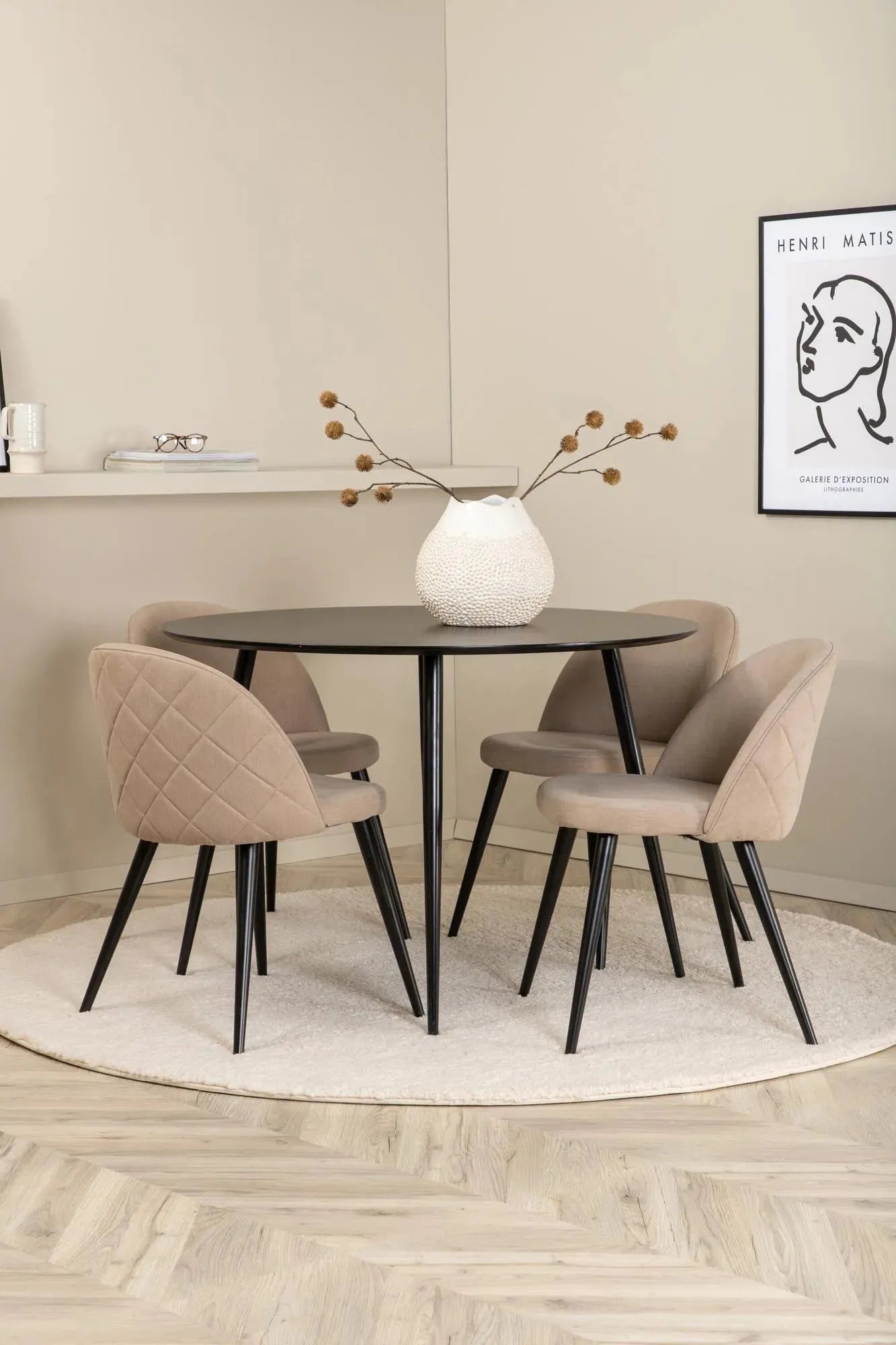 Silar Rundes Esszimmerset ⌀100cm/4St. in Beige / Schwarz präsentiert im Onlineshop von KAQTU Design AG. Esszimmerset ist von Venture Home