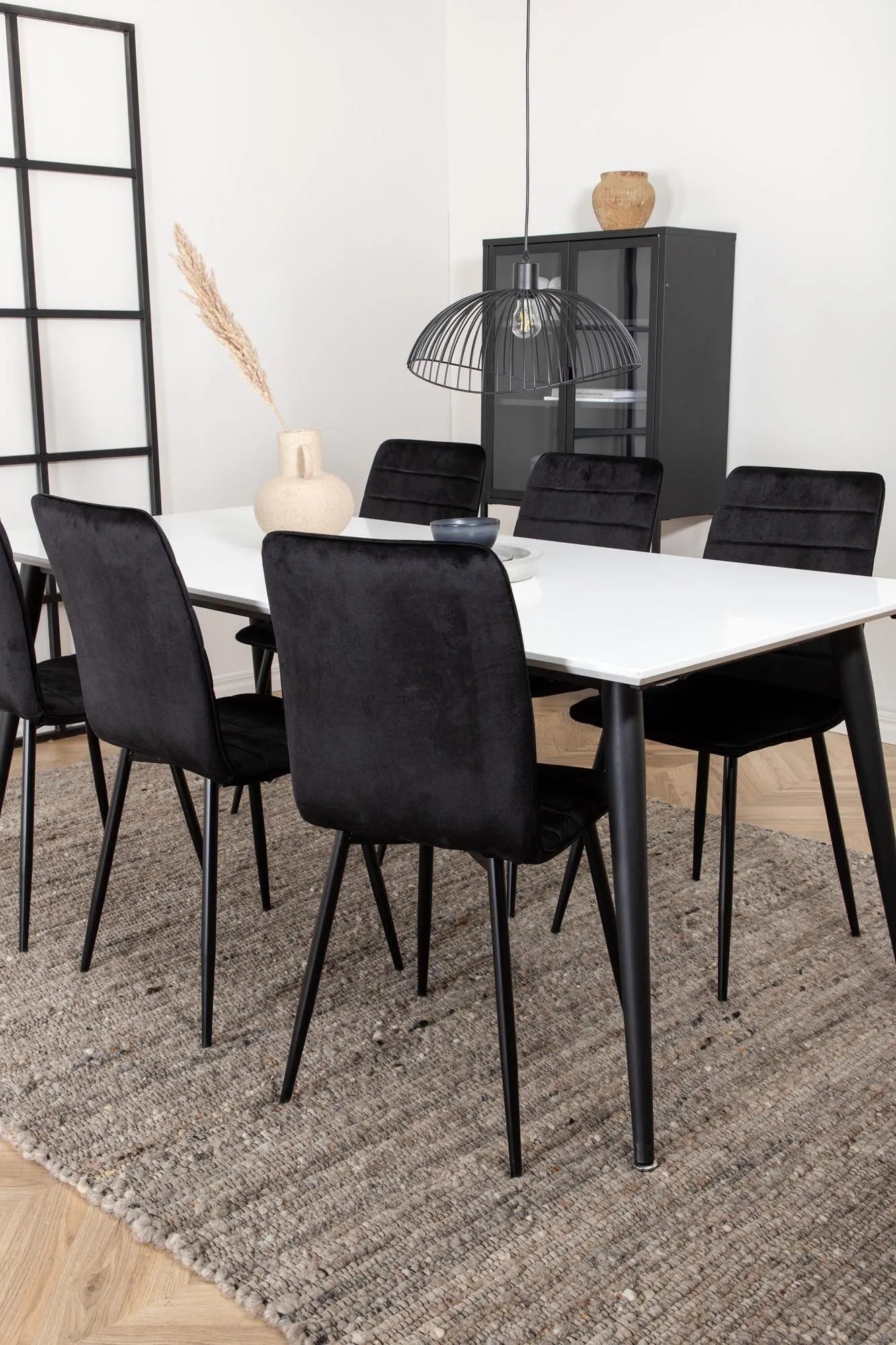 Elegantes Esszimmerset Jimmy + Windu: Modernes Design trifft Komfort.