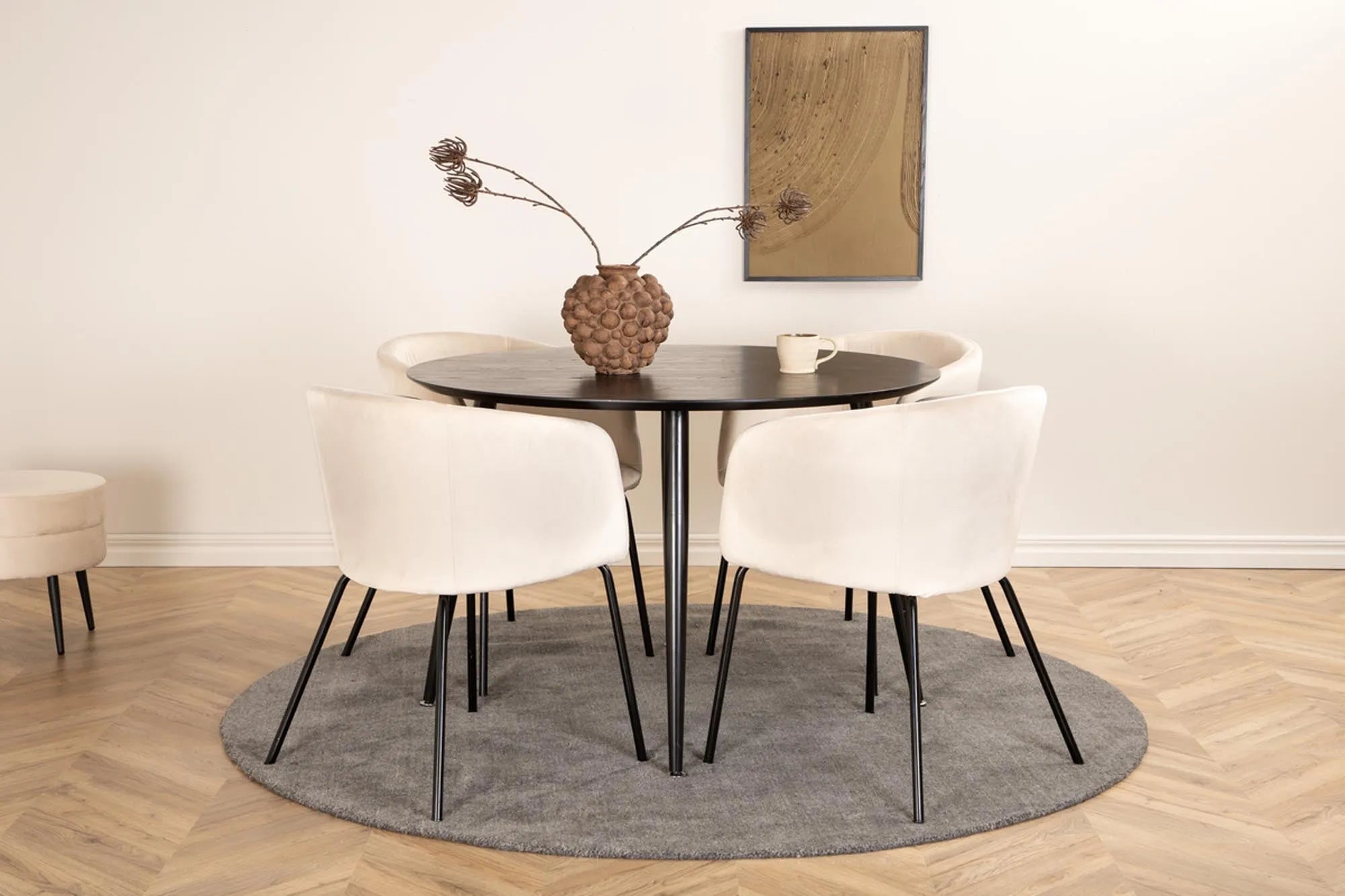 Elegantes Esszimmerset: runder Tisch aus MDF, schwarze Metallbeine, 4 bequeme Samtstühle, modernes Design.