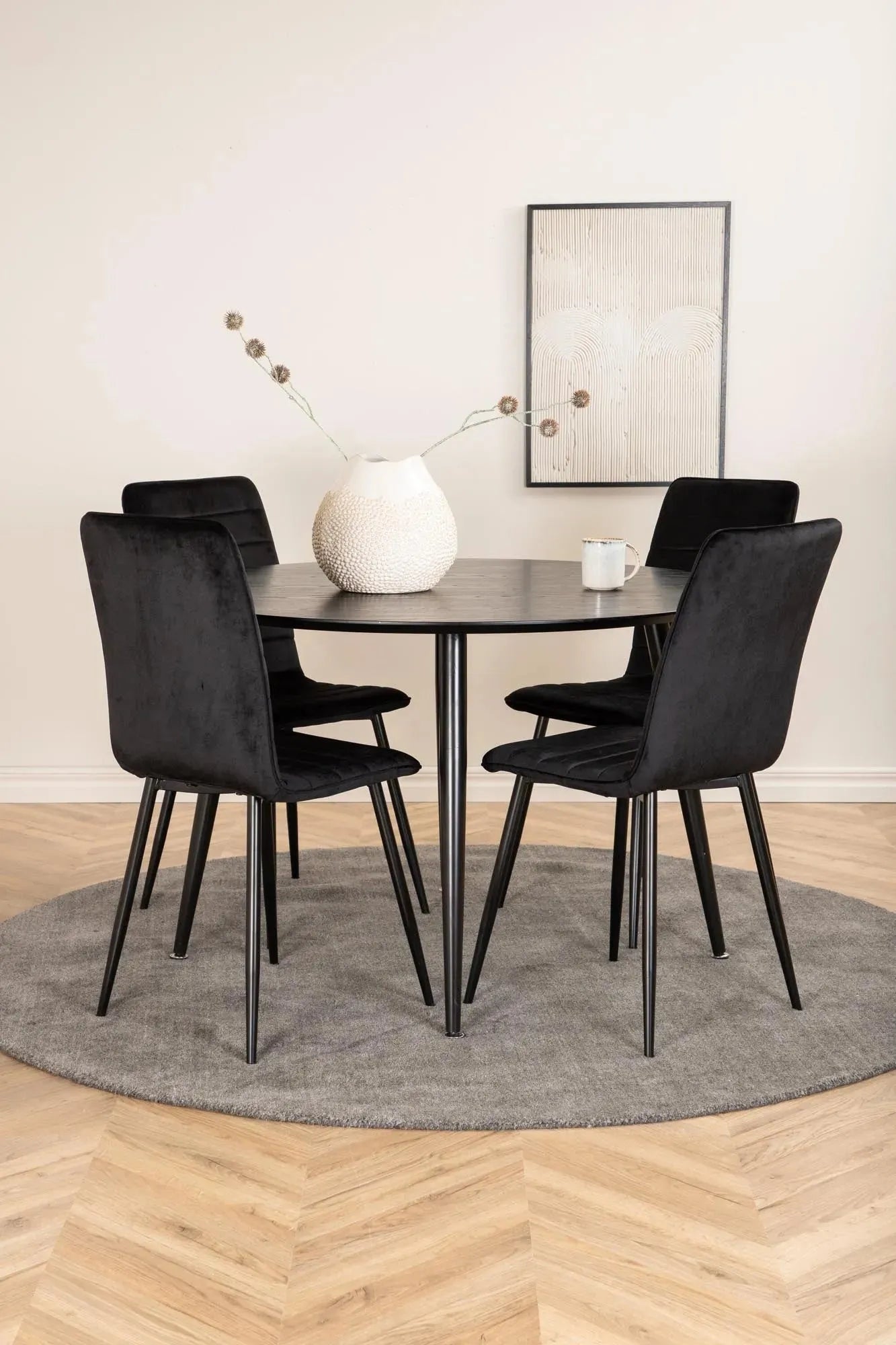 Elegantes Dipp Esszimmerset: runder Tisch (⌀115cm) & 4 Samtstühle in Schwarz, modernes Design, hoher Komfort, ideal für stilvolle Dinner.