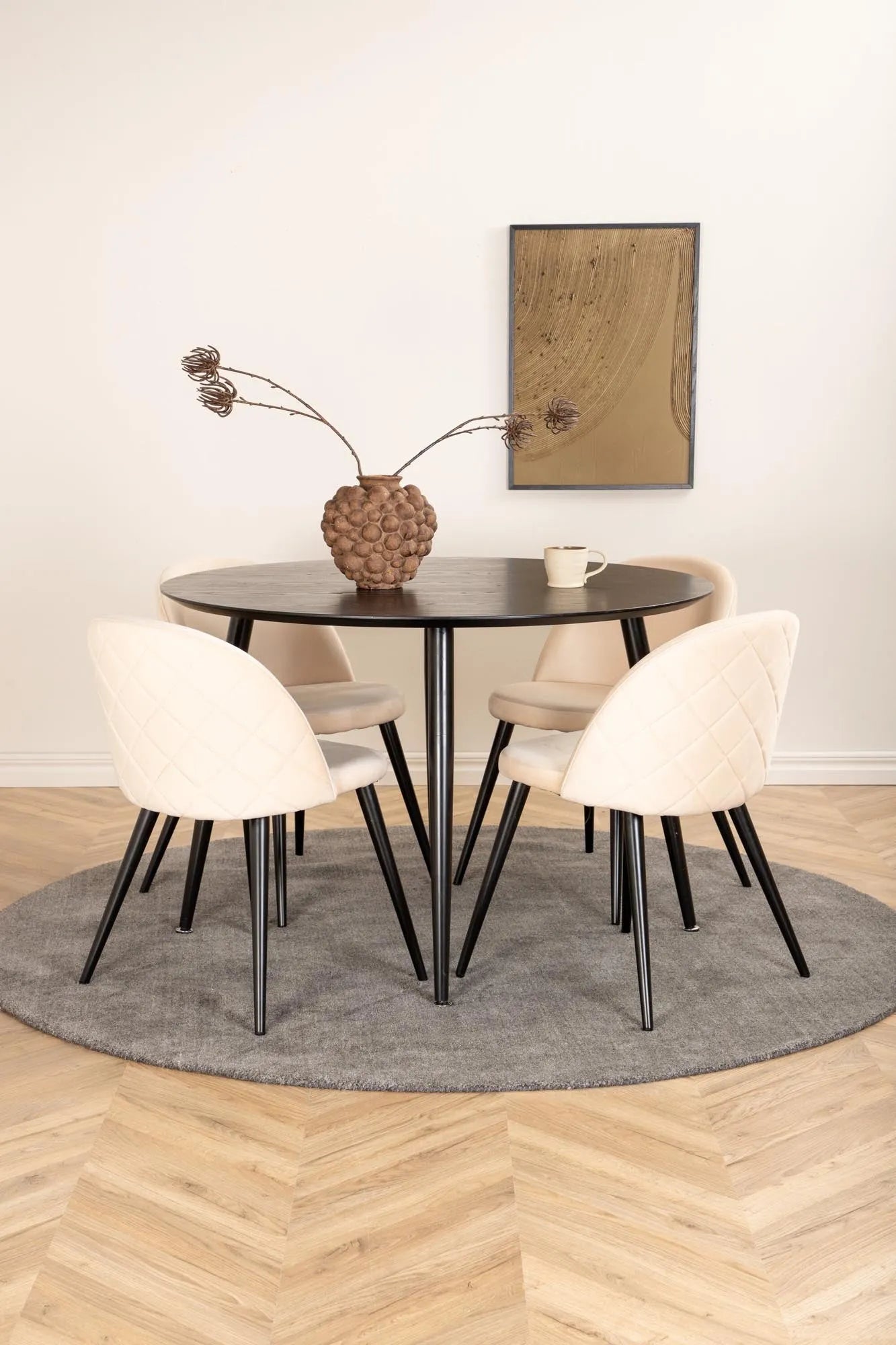 Dipp Esstisch in Beige Velvet / Schwarz präsentiert im Onlineshop von KAQTU Design AG. Esszimmerset ist von Venture Home