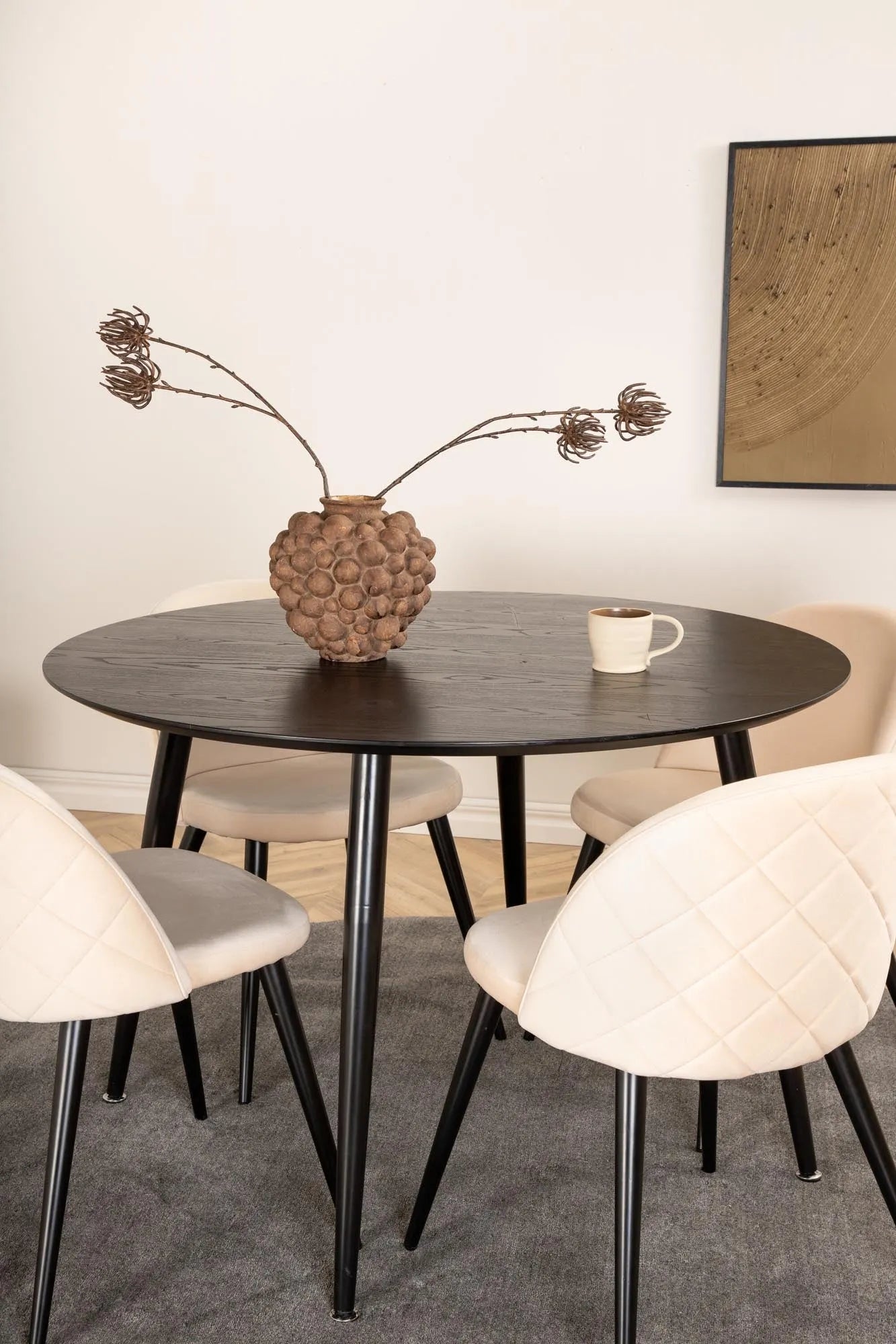 Dipp Esstisch in Beige Velvet / Schwarz präsentiert im Onlineshop von KAQTU Design AG. Esszimmerset ist von Venture Home