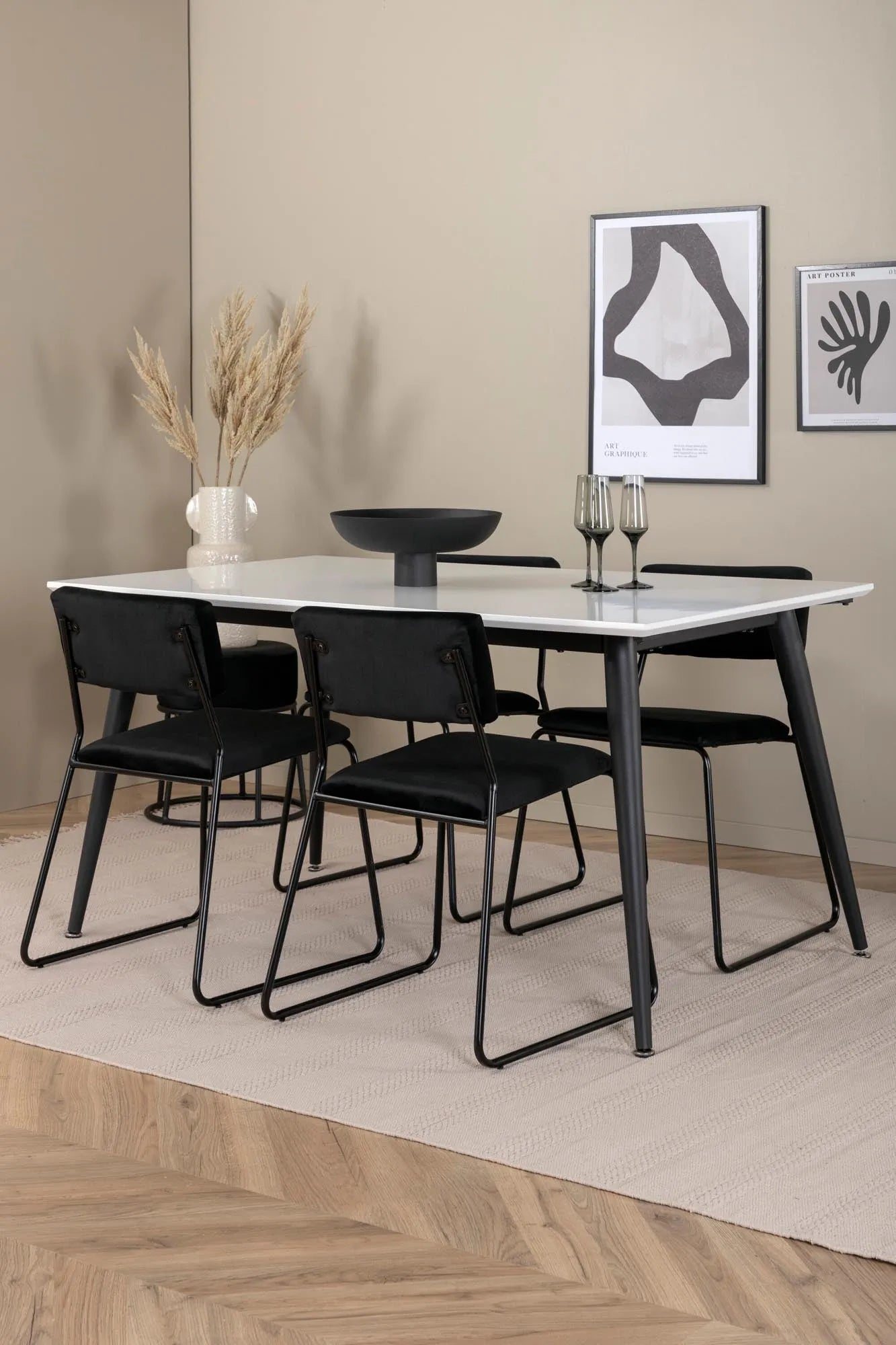 Das Jimmy Esszimmerset von Venture Home: Minimalistisches Design trifft auf funktionale Eleganz. Ausziehbarer Tisch mit HPL/MDF, Kenth-Stühle in schwarzem Samt.