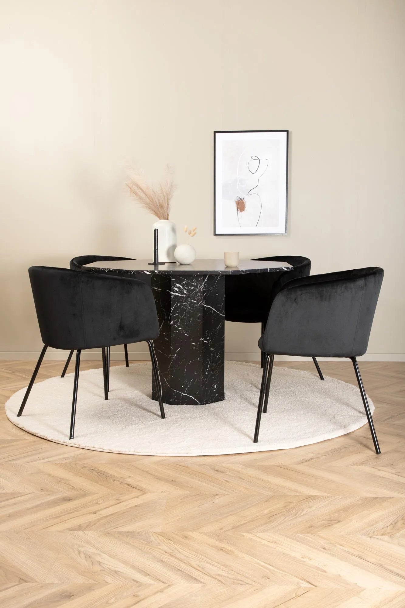 Marbs Esszimmerset + Berit ⌀110cm/4St. in Schwarz präsentiert im Onlineshop von KAQTU Design AG. Esszimmerset ist von Venture Home