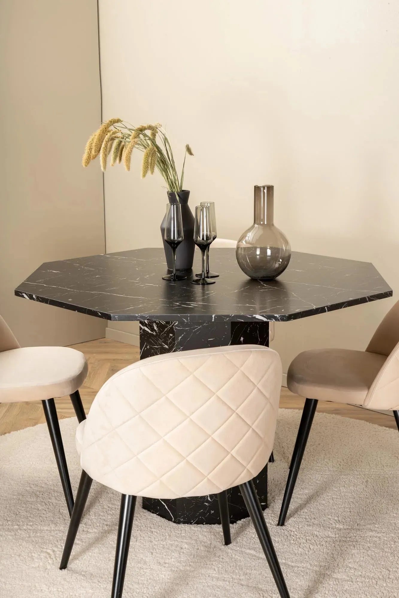 Marbs Esszimmerset + Velvet ⌀110cm/4St. in dunkles Beige / Schwarz präsentiert im Onlineshop von KAQTU Design AG. Esszimmerset ist von Venture Home