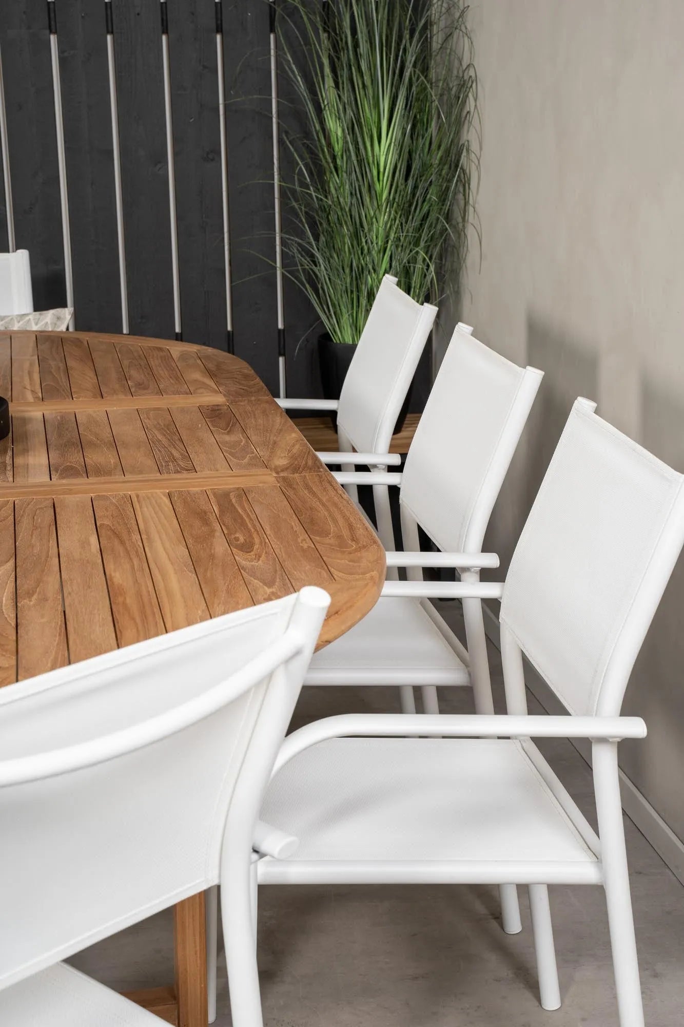 Kenya Oval Dining Table 180/240 +Santorini Armlehnstuhl (Stapelbar) in  Weiß Alu / Weiß präsentiert im Onlineshop von KAQTU Design AG. Gartentischset ist von Venture Home