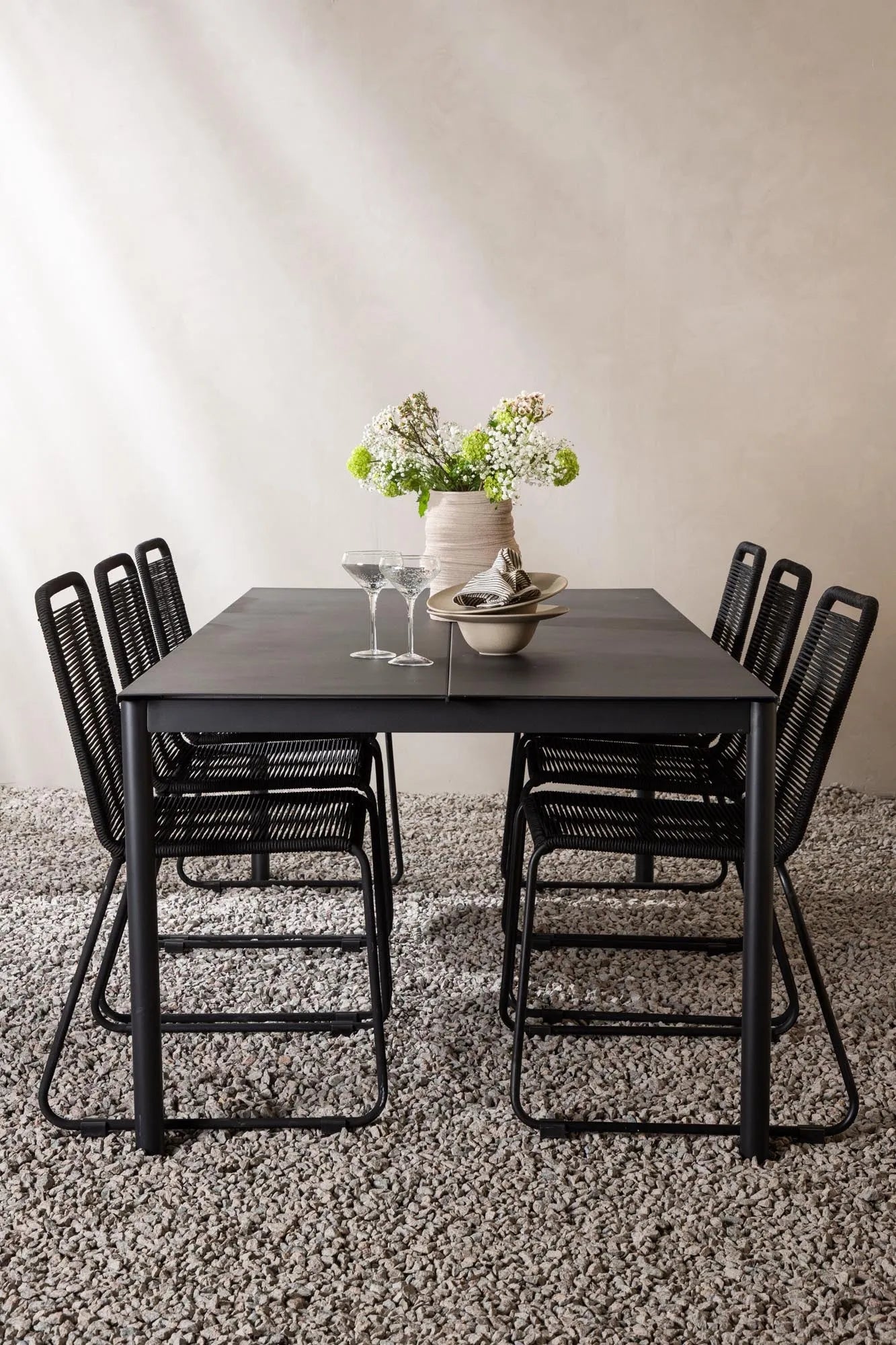 Modena Esstisch + 6 x Lindos Stacking Stuhl in Schwarz präsentiert im Onlineshop von KAQTU Design AG. Esszimmerset ist von Venture Home