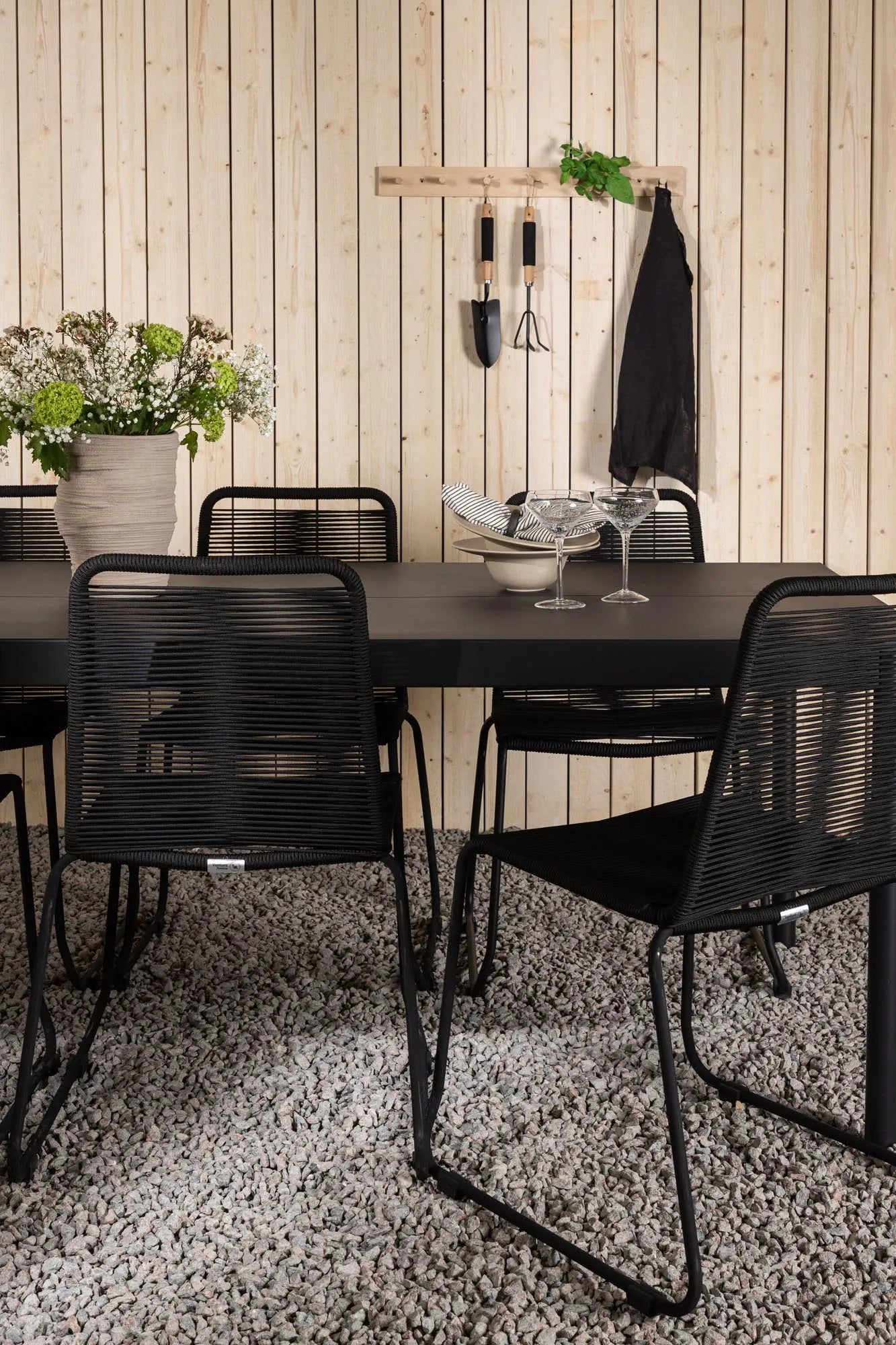 Modena Esstisch + 6 x Lindos Stacking Stuhl in Schwarz präsentiert im Onlineshop von KAQTU Design AG. Esszimmerset ist von Venture Home