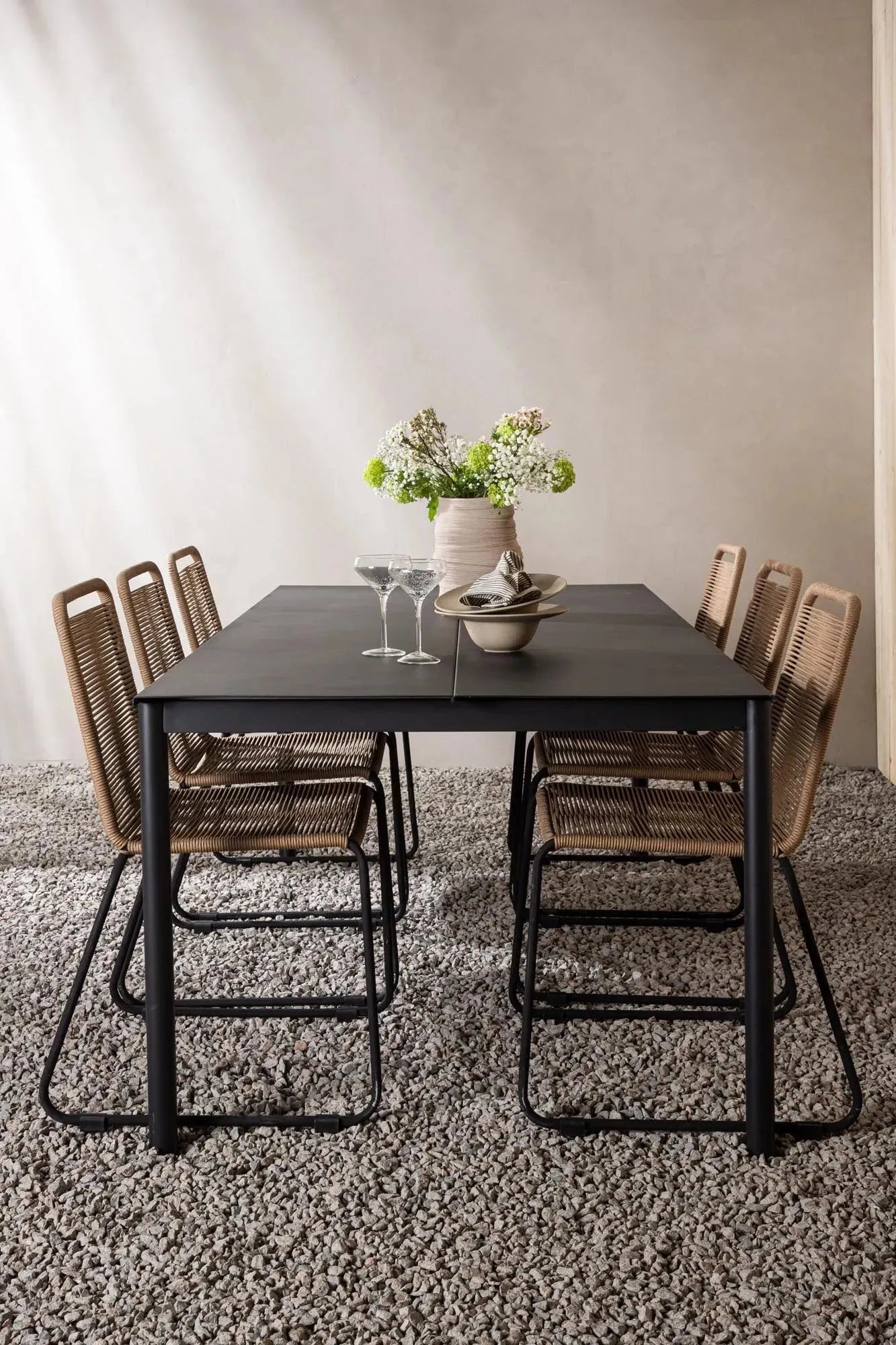 Modena Esszimmer Set in Schwarz präsentiert im Onlineshop von KAQTU Design AG. Esszimmerset ist von Venture Home