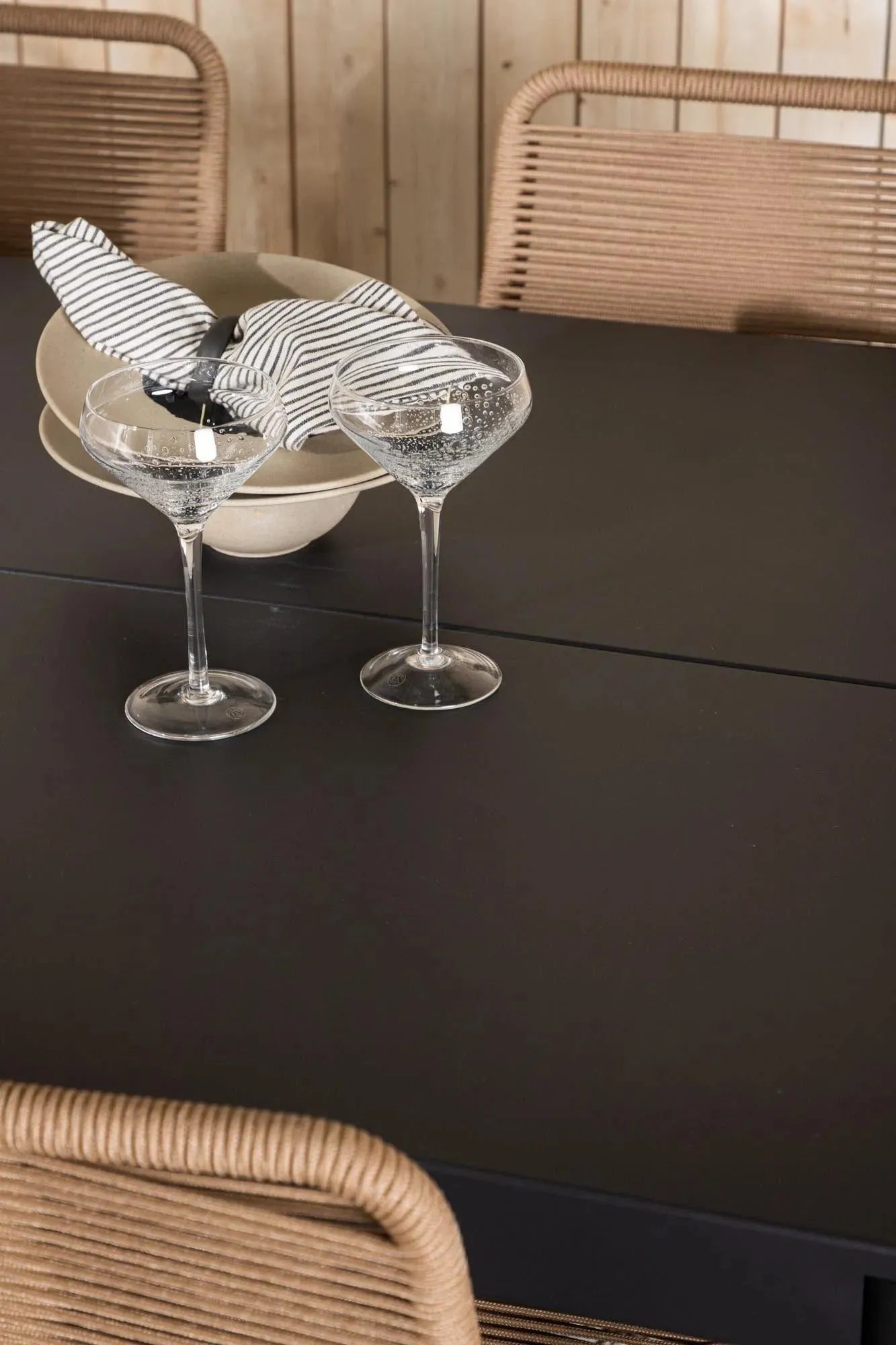 Modena Esszimmer Set in Schwarz präsentiert im Onlineshop von KAQTU Design AG. Esszimmerset ist von Venture Home