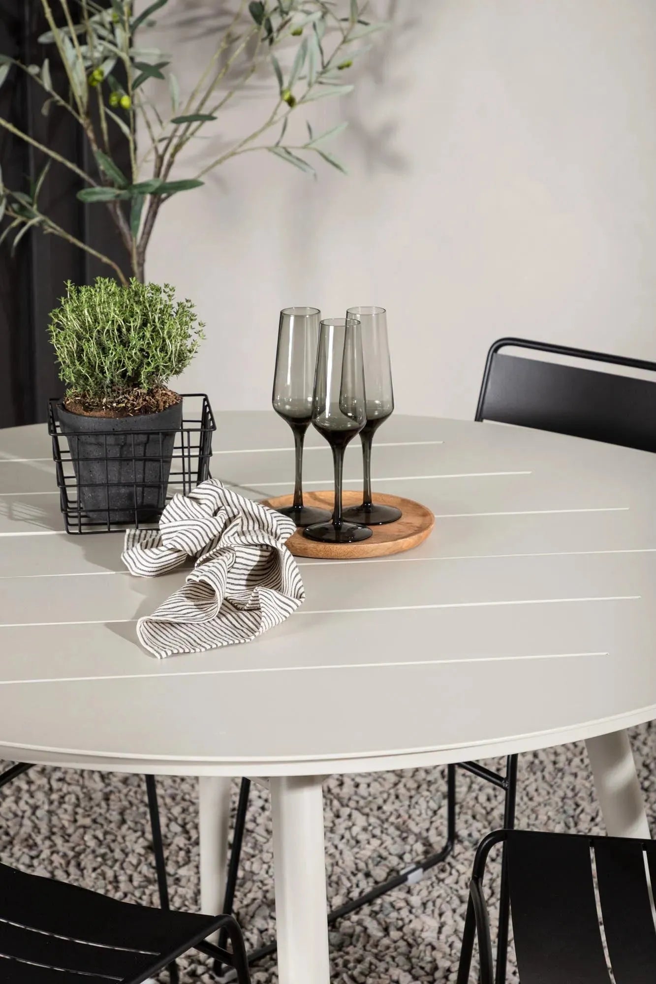 Lina Outdoor-Tischset ⌀120cm/4St. in Beige präsentiert im Onlineshop von KAQTU Design AG. Gartentischset ist von Venture Home